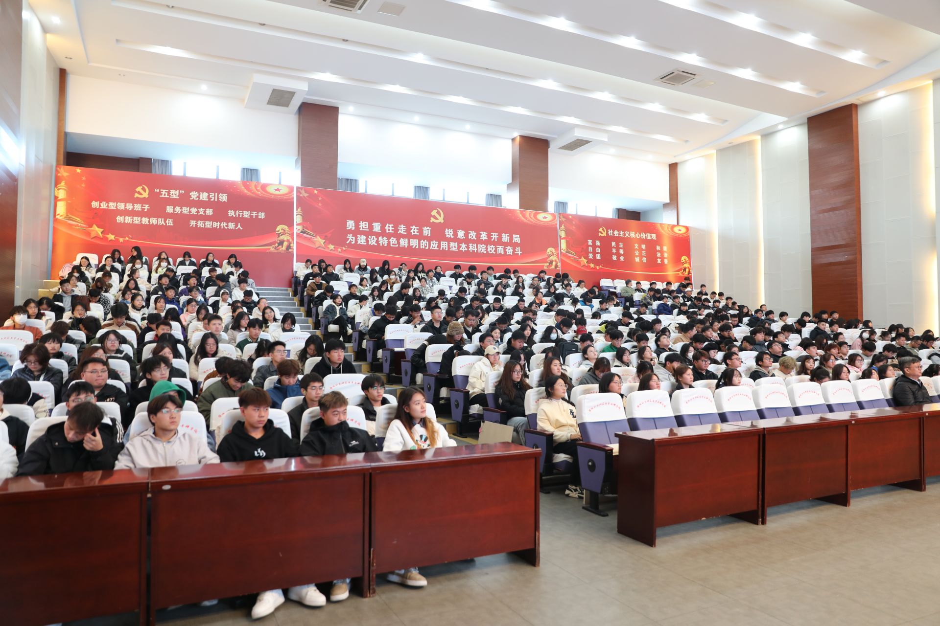 全国劳模梁泽泉点亮幼师学子“中国梦” - 盐城新闻网