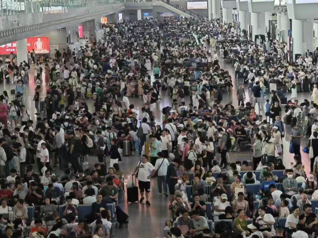 前三季度，全社会跨区域人员流动量512.2亿人次