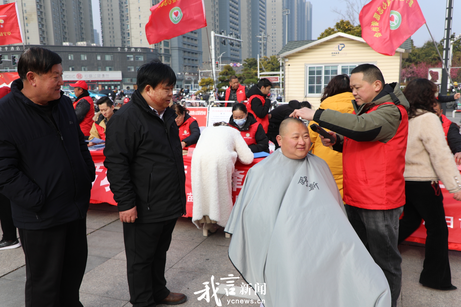 “雷锋市集”暖心开市