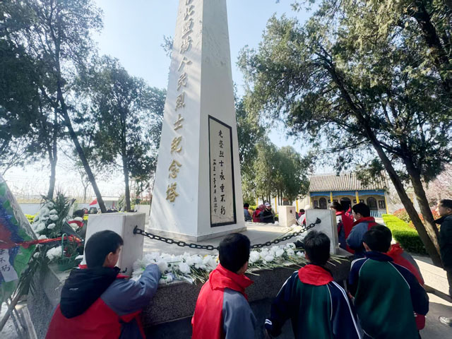 陈家港镇：清明祭英烈  少年承薪火