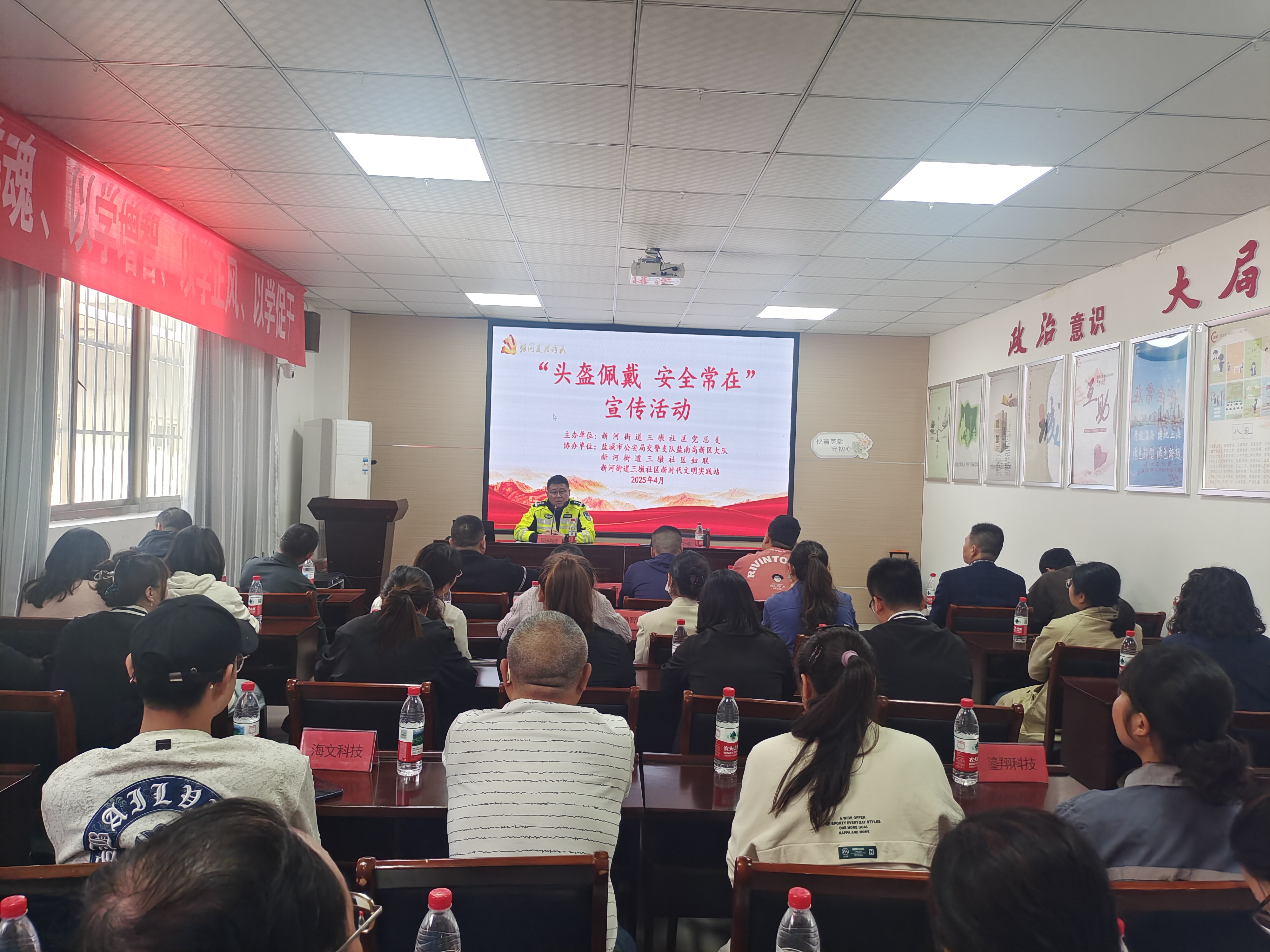 新河街道三墩社区开展“头盔佩戴 安全常在”宣传活动