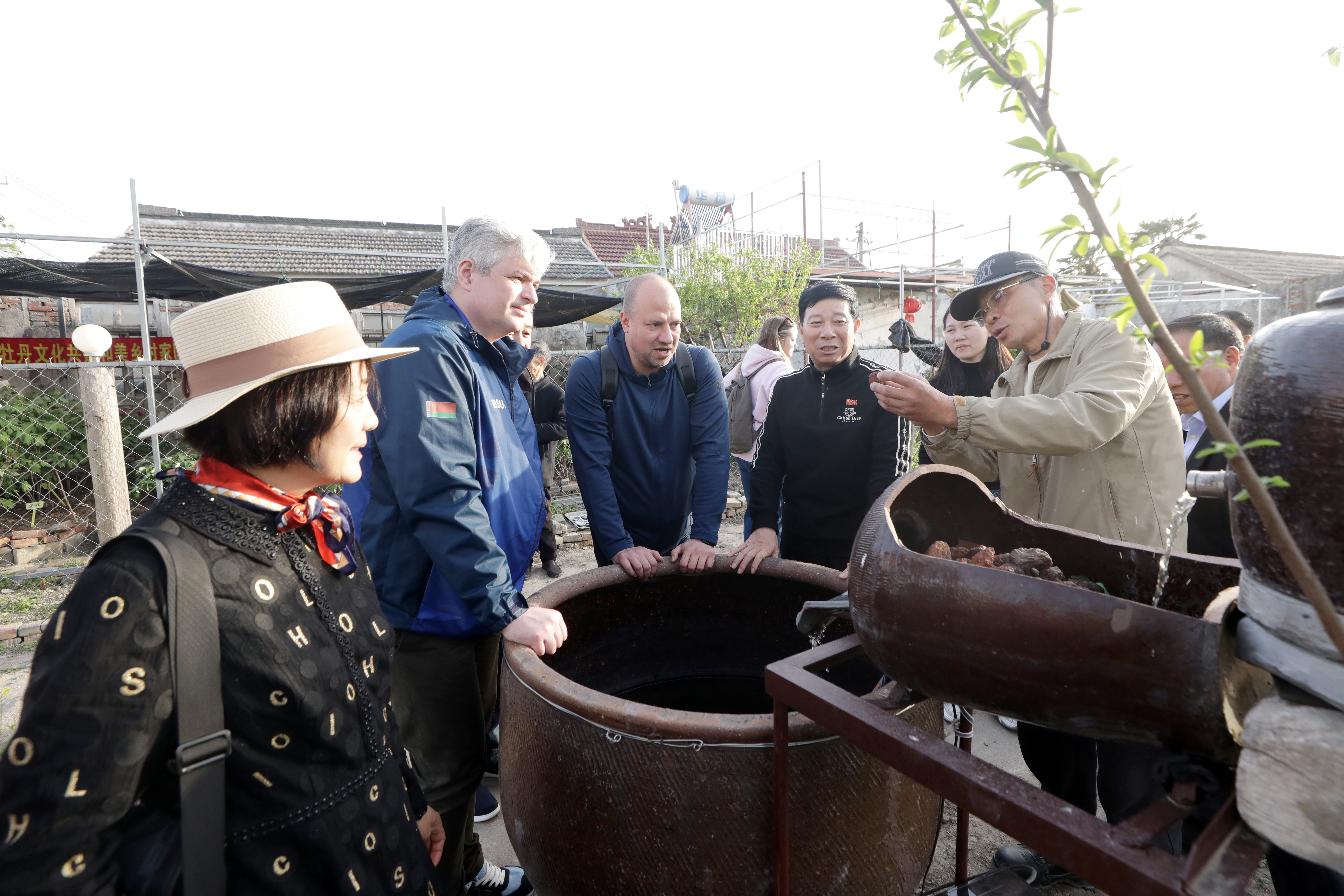 白俄罗斯学者走进草堰：共探古盐运文化，同赏牡丹雅韵
