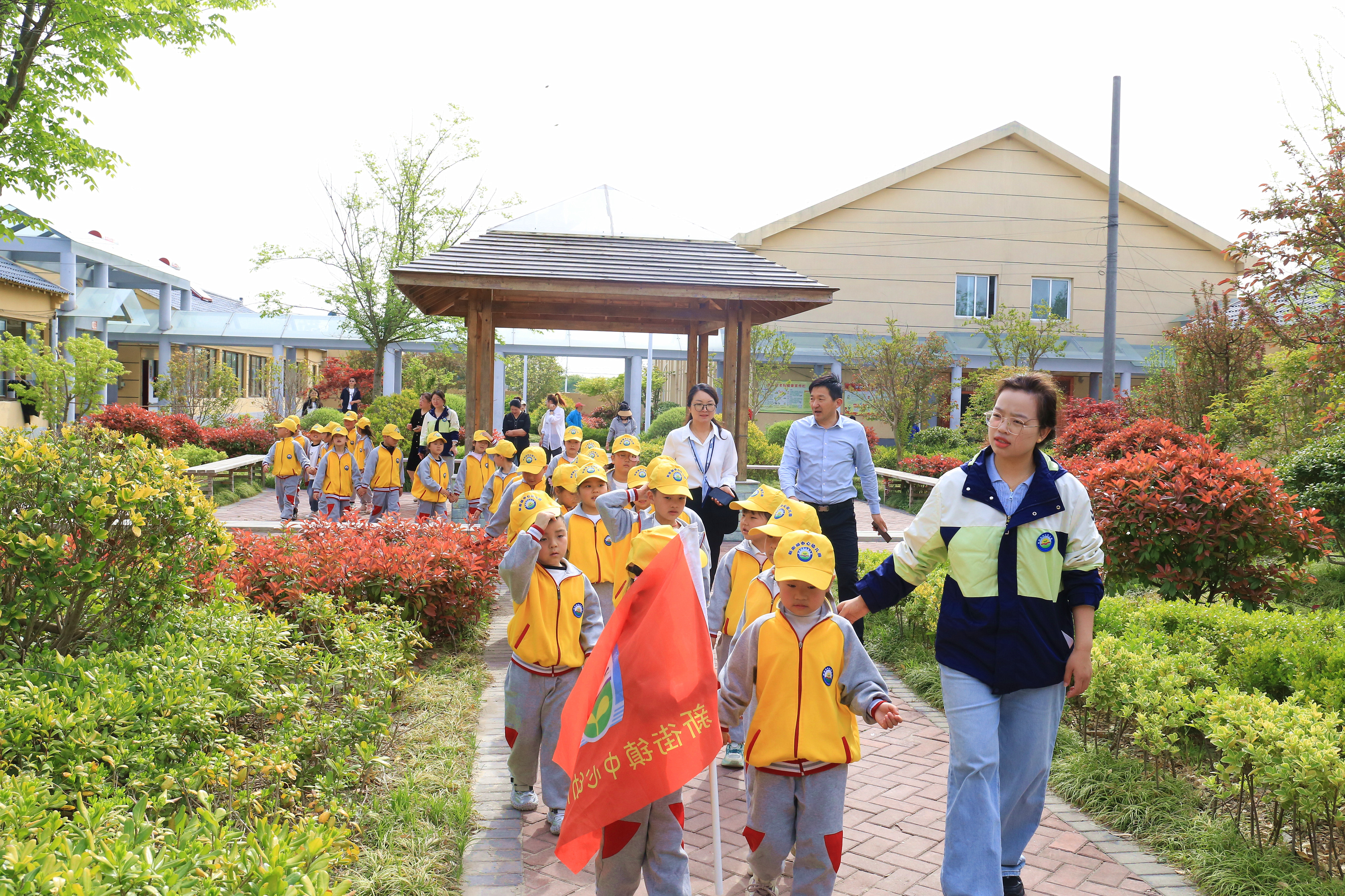 东台市新街镇中心幼儿园为敬老院老人送欢乐