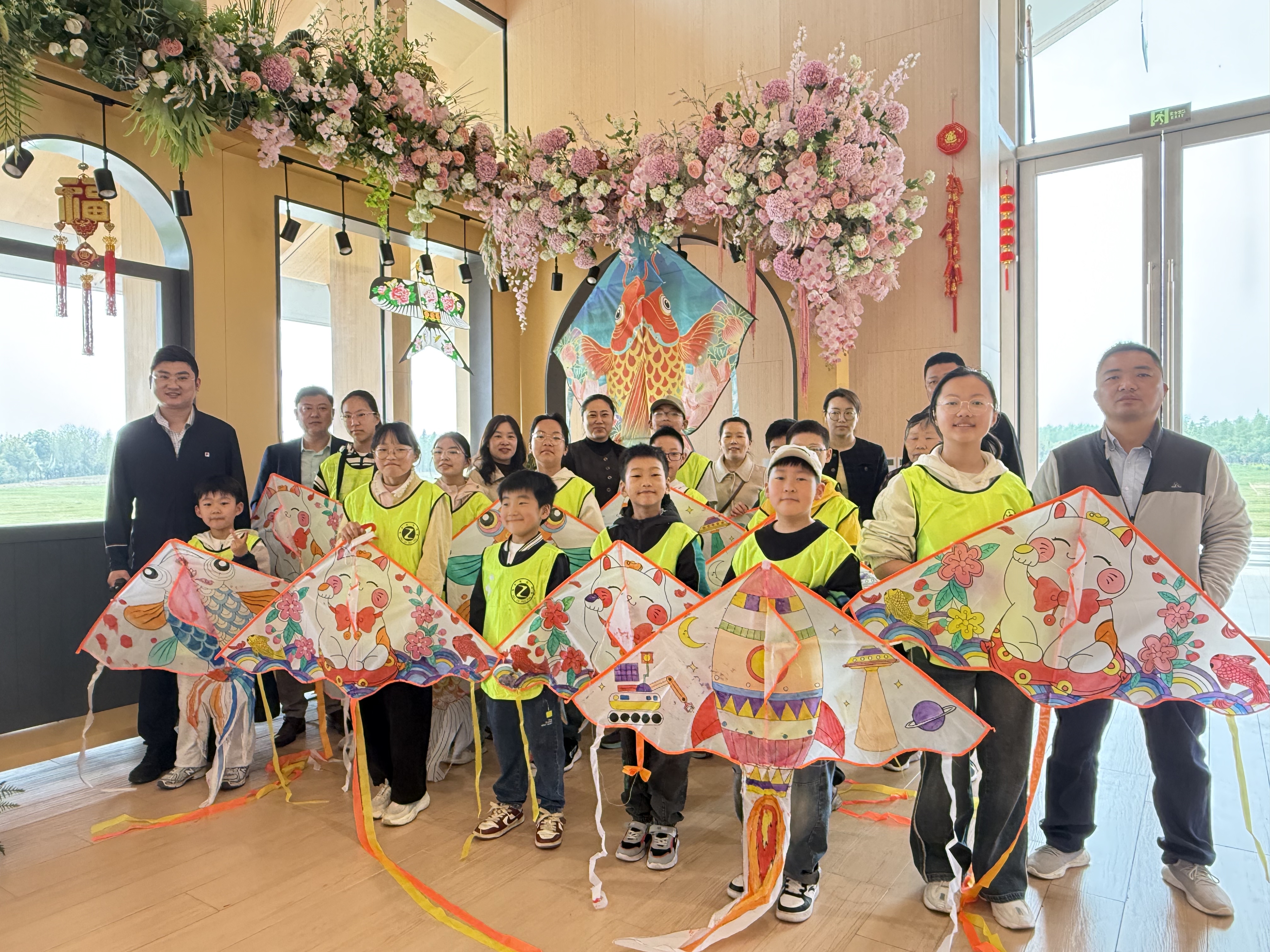 阜宁县开展 “纸鸢踏青 不负春光” 亲子风筝手作活动​