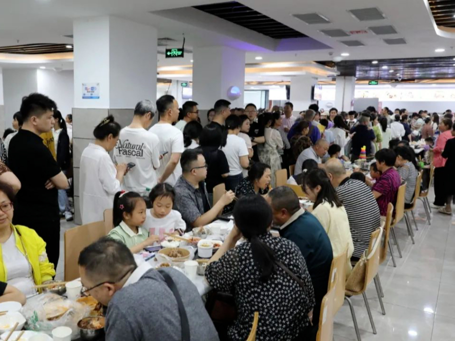 米饭蒸了1000多斤，饭菜“秒没”！政府食堂火上热搜
