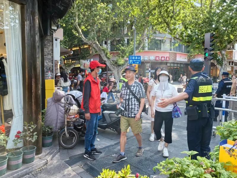 江苏扬州：“五一”假期“不打烊” 志愿服务“不断档”