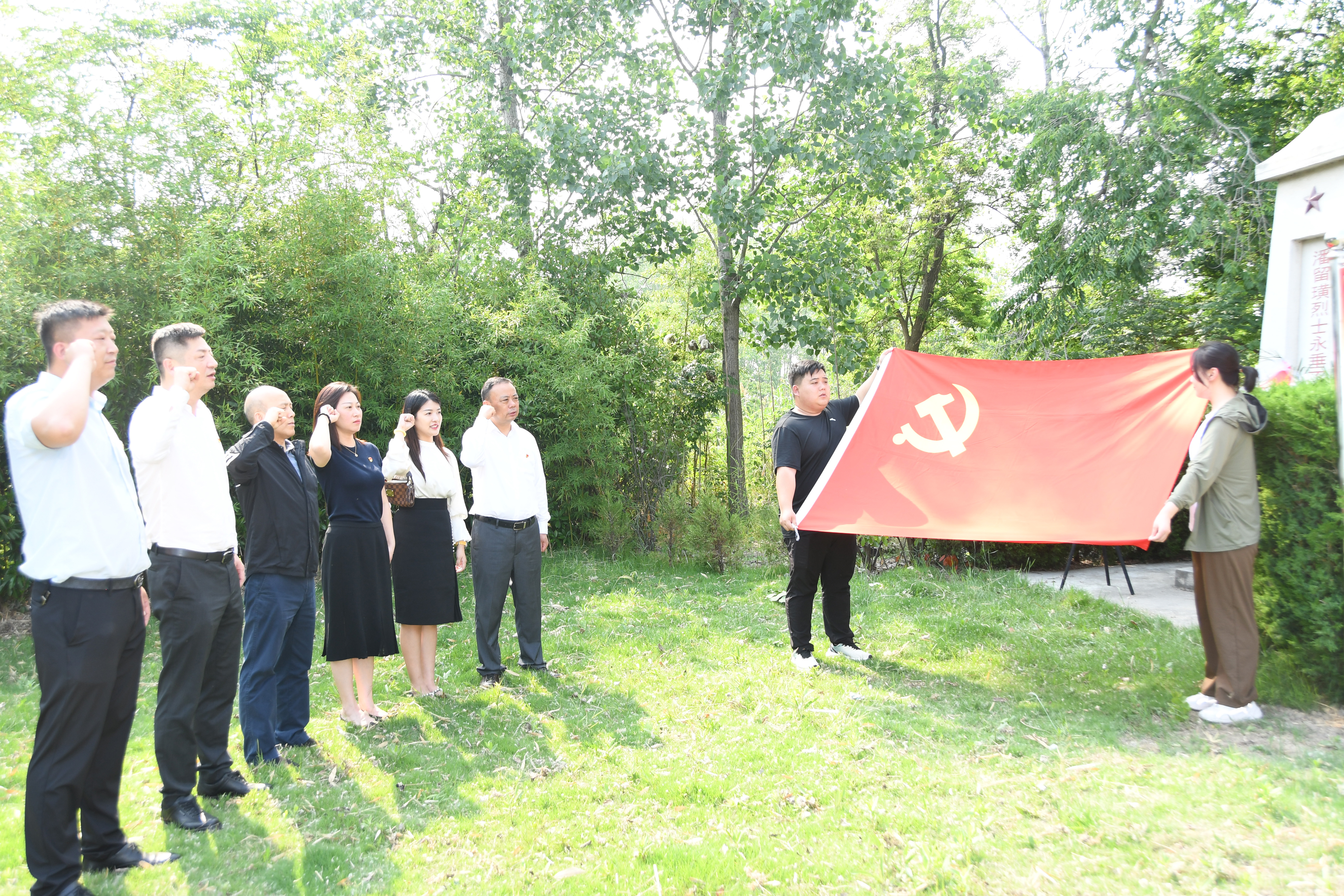 一省金融单位赴龙冈镇留璜村开展红色主题党日活动