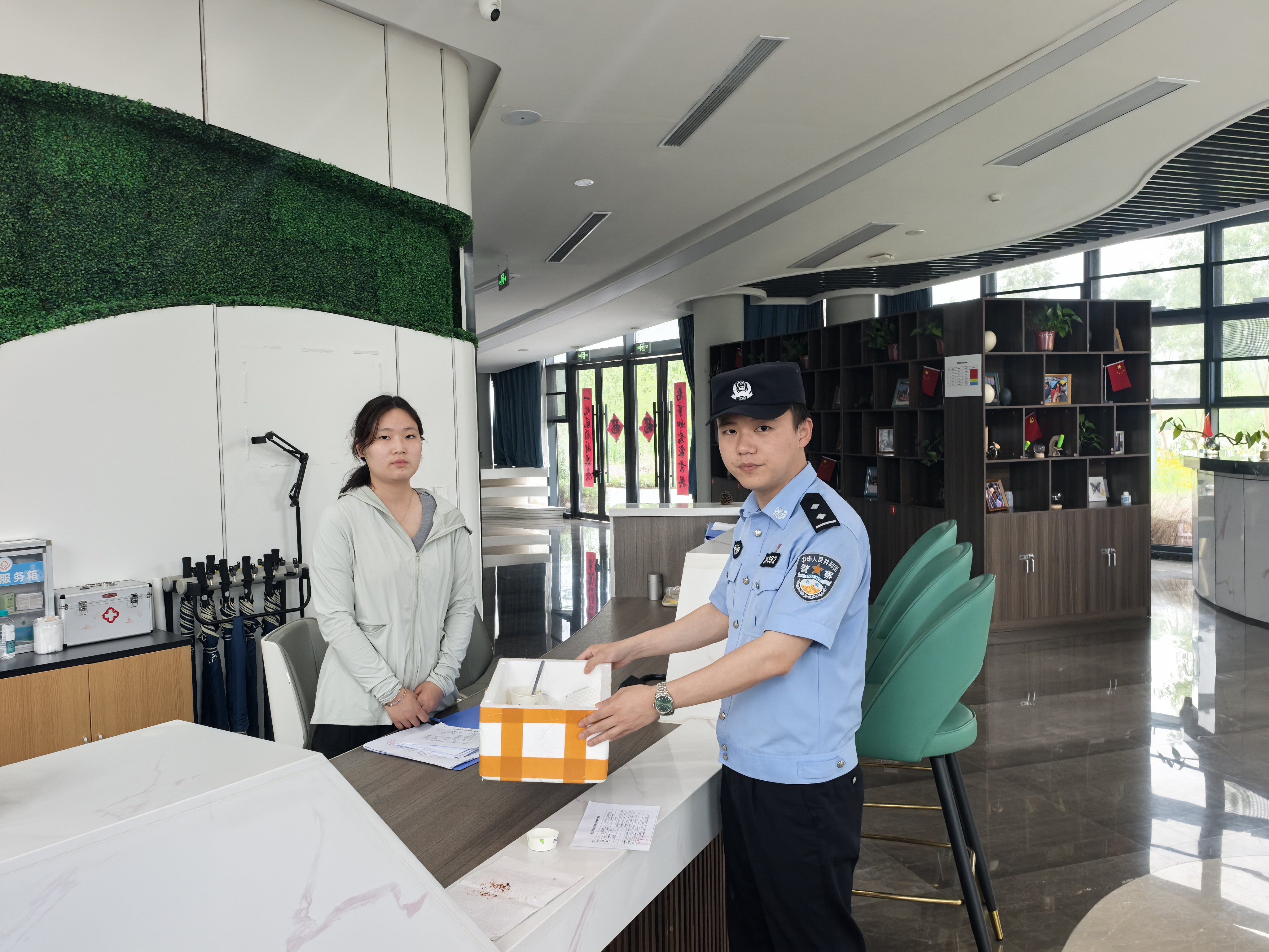市民家中来了“神秘之客”  民警帮忙移交专业救护站