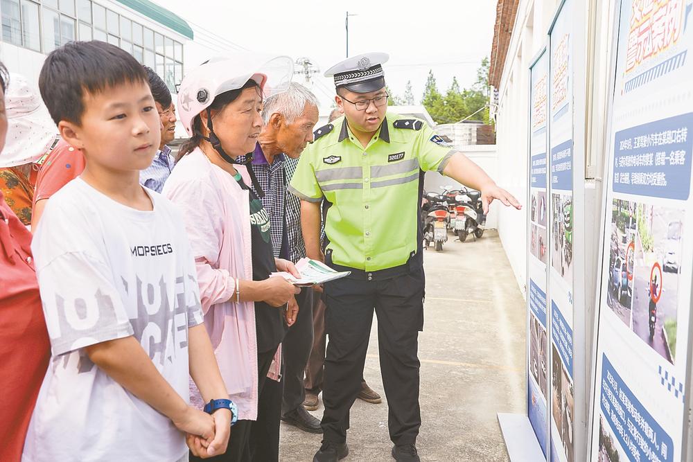 “安全课”继续上演  盐都公安巡回宣传走进大冈镇瓦屋村