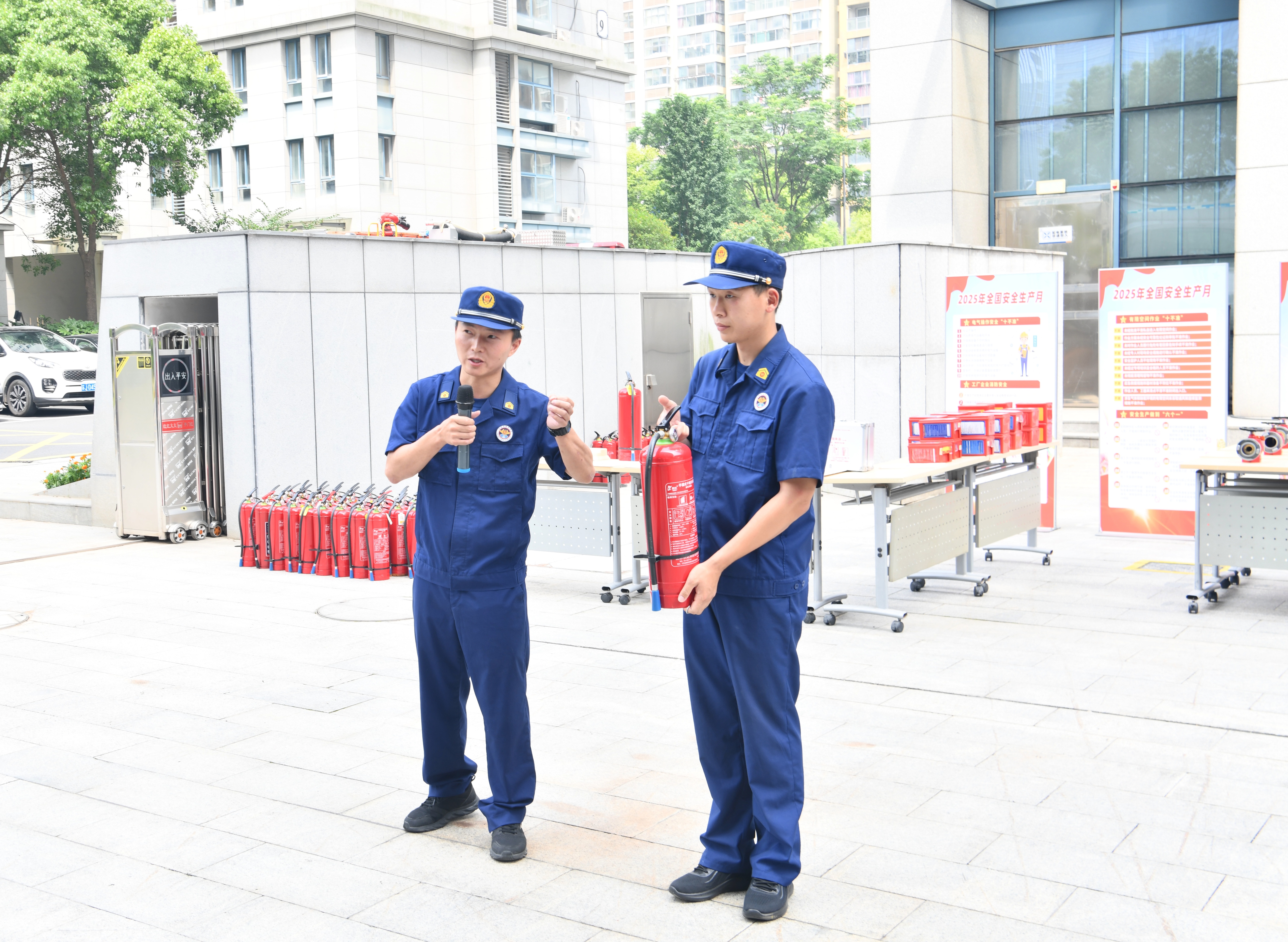 盐城东方集团开展安全生产月培训暨灭火逃生演练活动