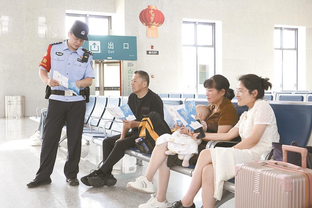 盐城铁路民警:织密反诈“安全网” 守护旅客“钱袋子”