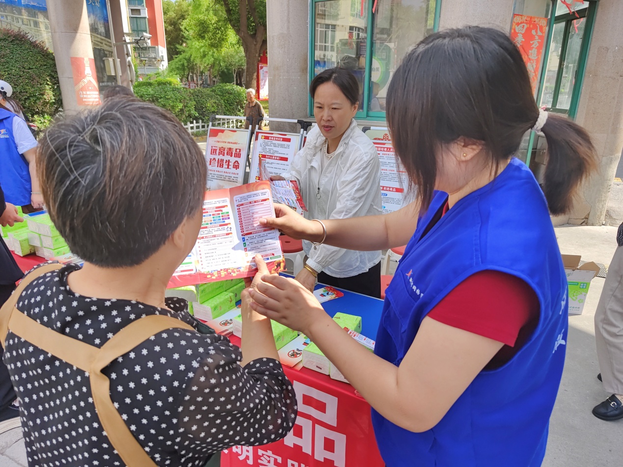 新河街道金水湾社区开展禁毒宣传 共筑无毒家园