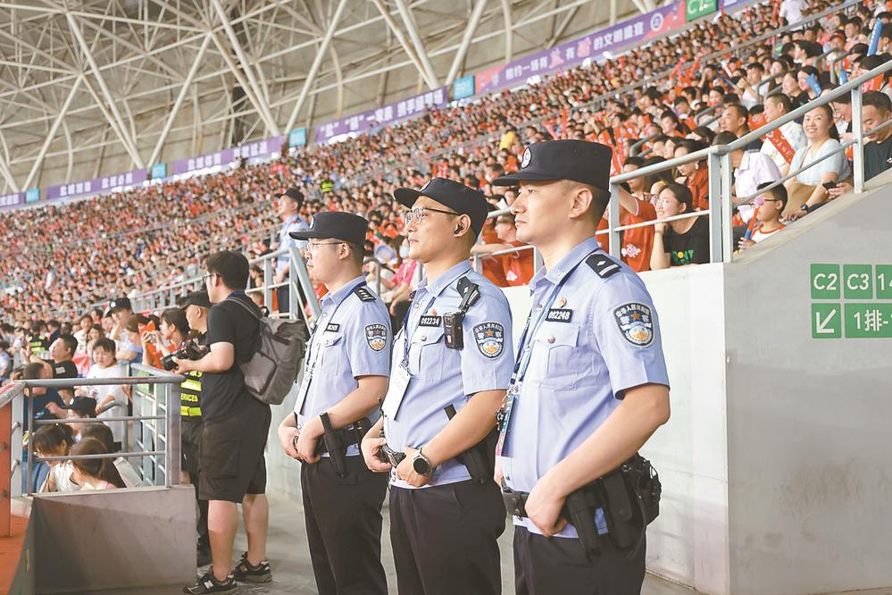 护绿茵场  盐都公安全力保障球迷安全观赛
