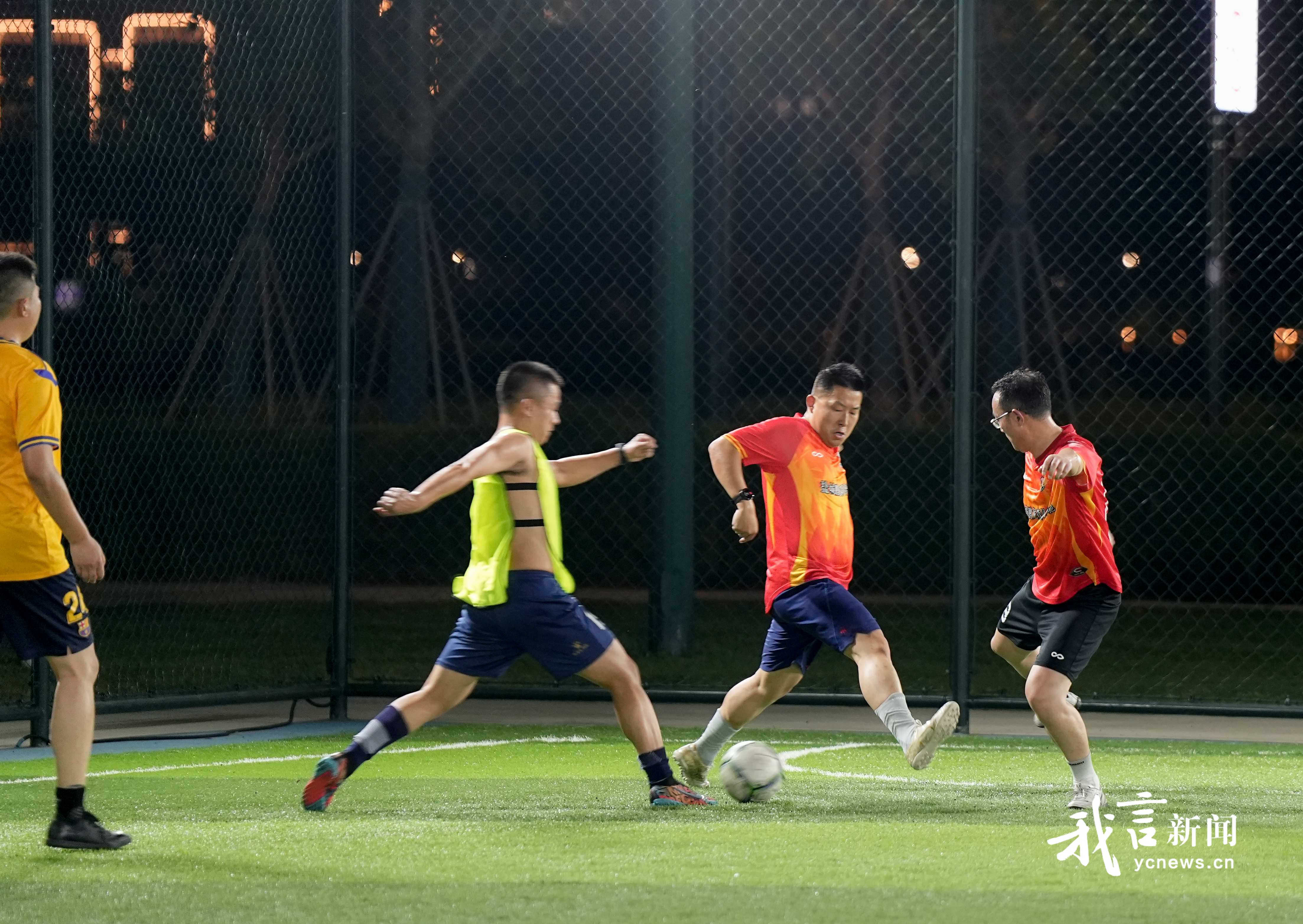 “苏超”点燃夏夜足球热