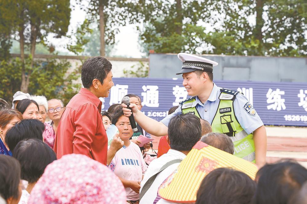 盐城盐都公安:巡回宣传走进大冈镇瓦屋村 “安全课”继续上演
