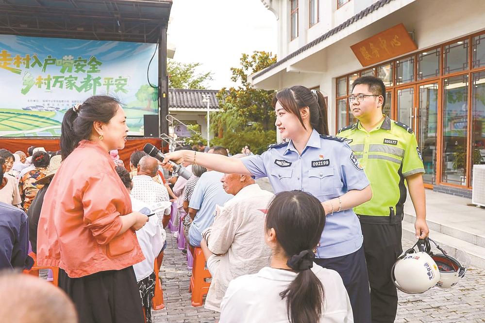 “乡约万家 平安守护”  盐都公安巡回宣传走进花吉村