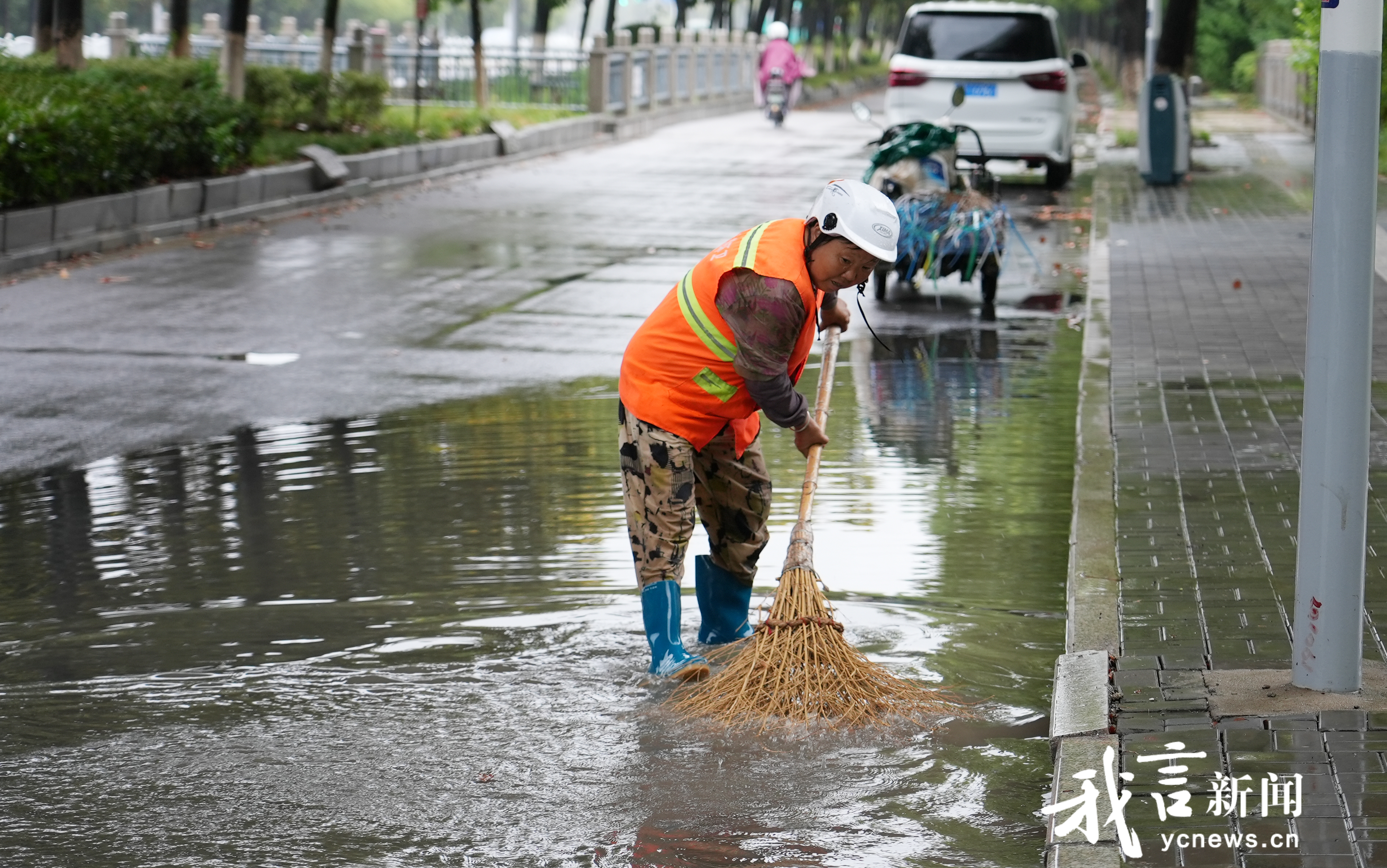 降雨天气默默坚守确保城市排水畅通