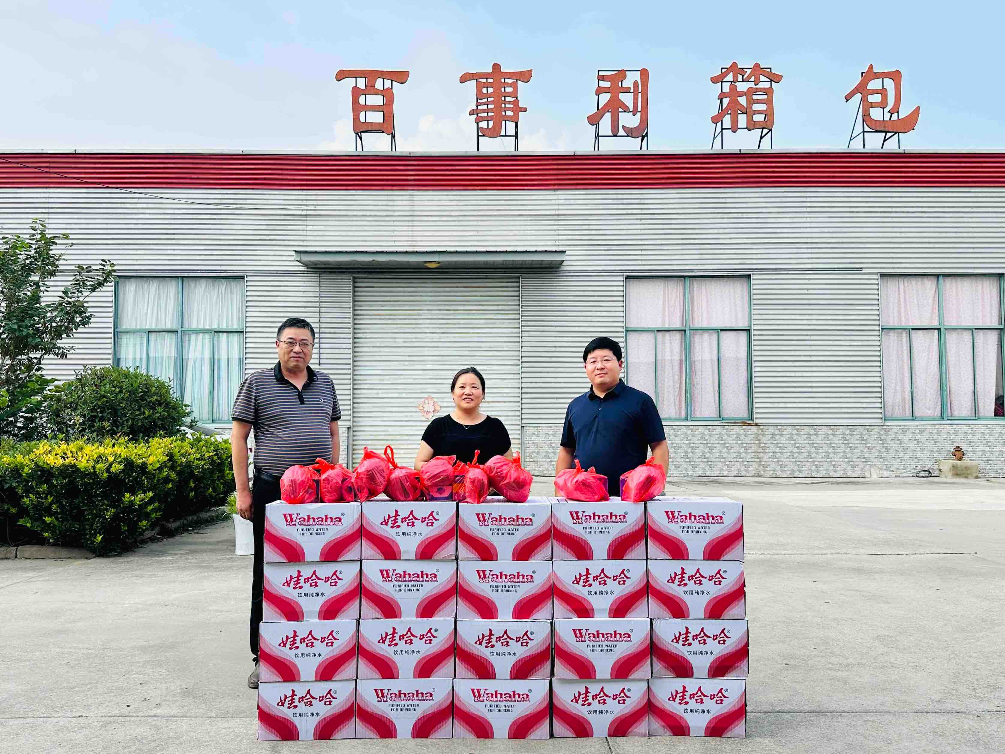 陈集镇工会组织开展送清凉行动