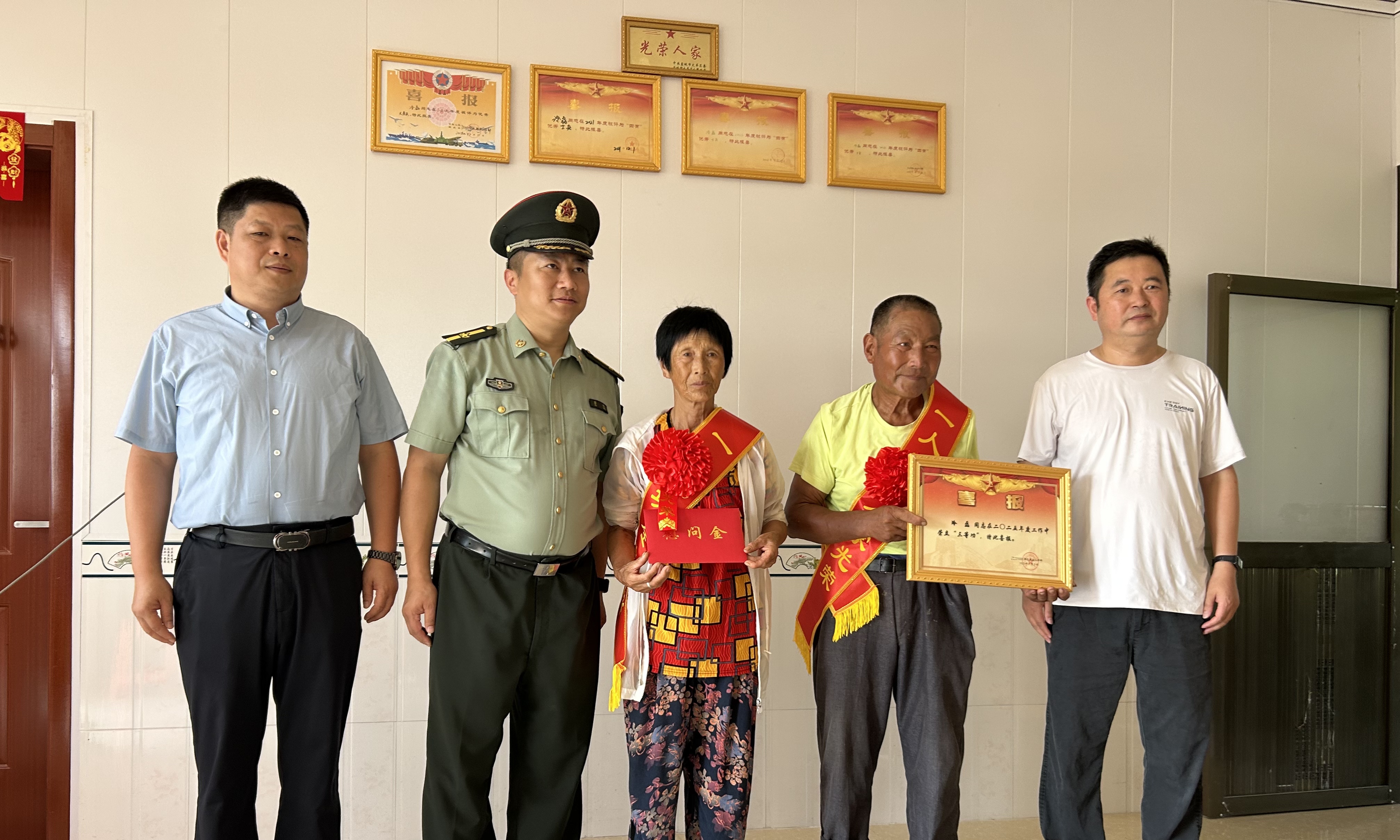 万盈镇为立功军人家庭送喜报