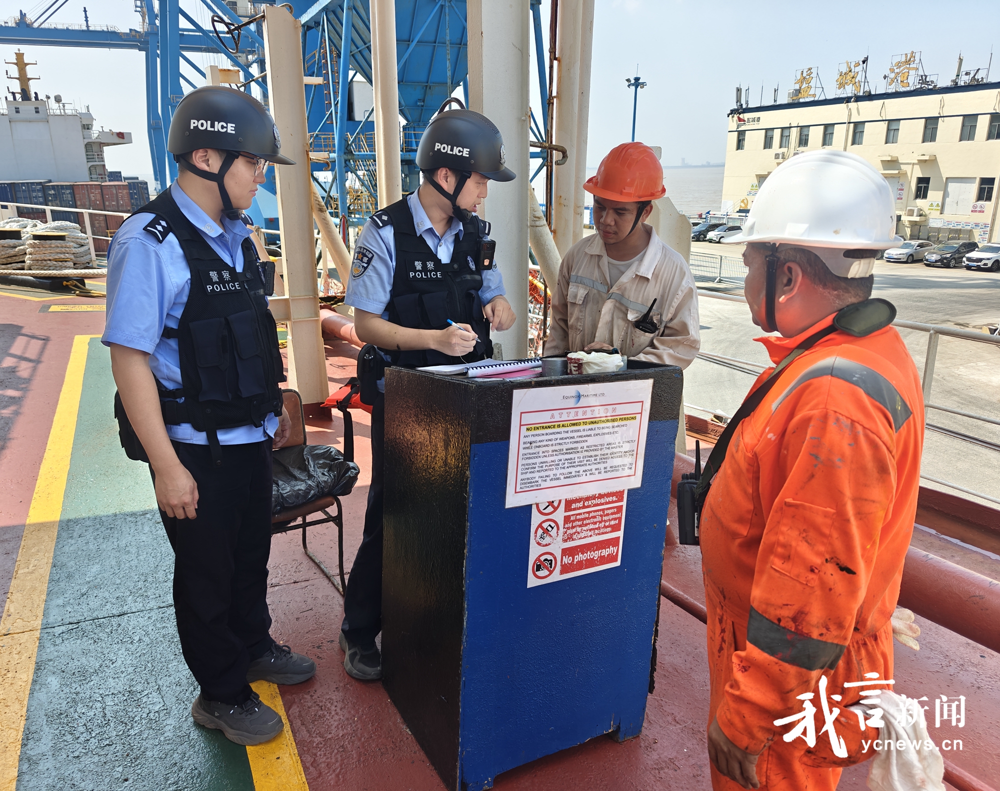 50 ℃高温机舱执勤！移民管理警察无惧“烤”验