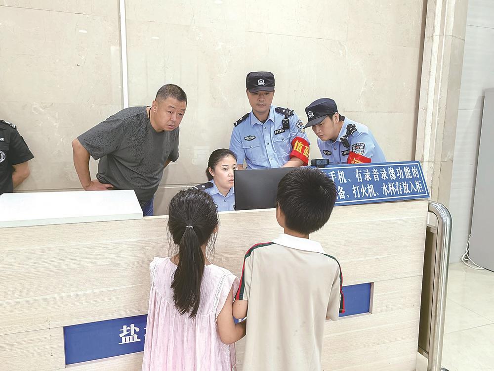 “宝宝别哭，我们帮你找爸爸”