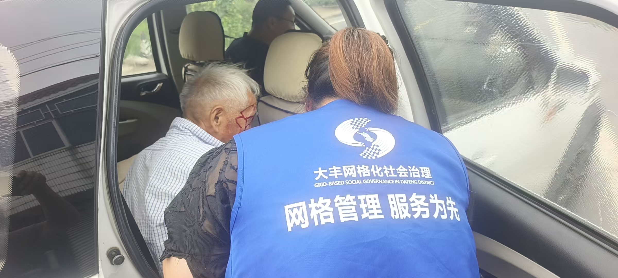 万盈镇金龙村网格员用行动守护独居老人安全