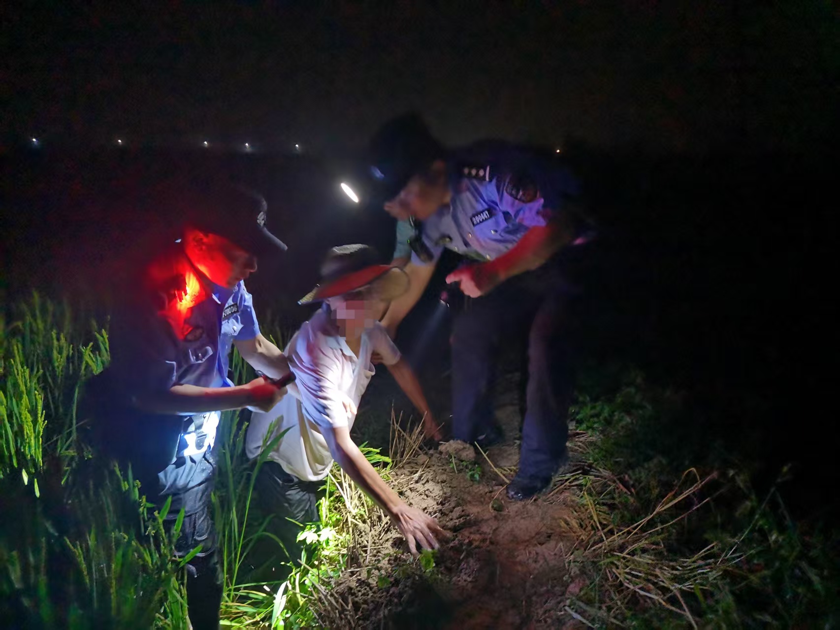八旬老人雨夜走失 民警速寻回获赞誉