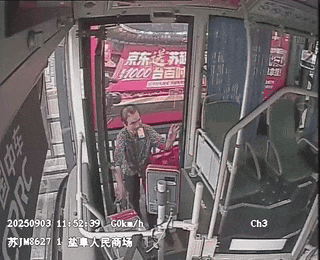 001  9月3日帮助徐爱珍老人上车.gif