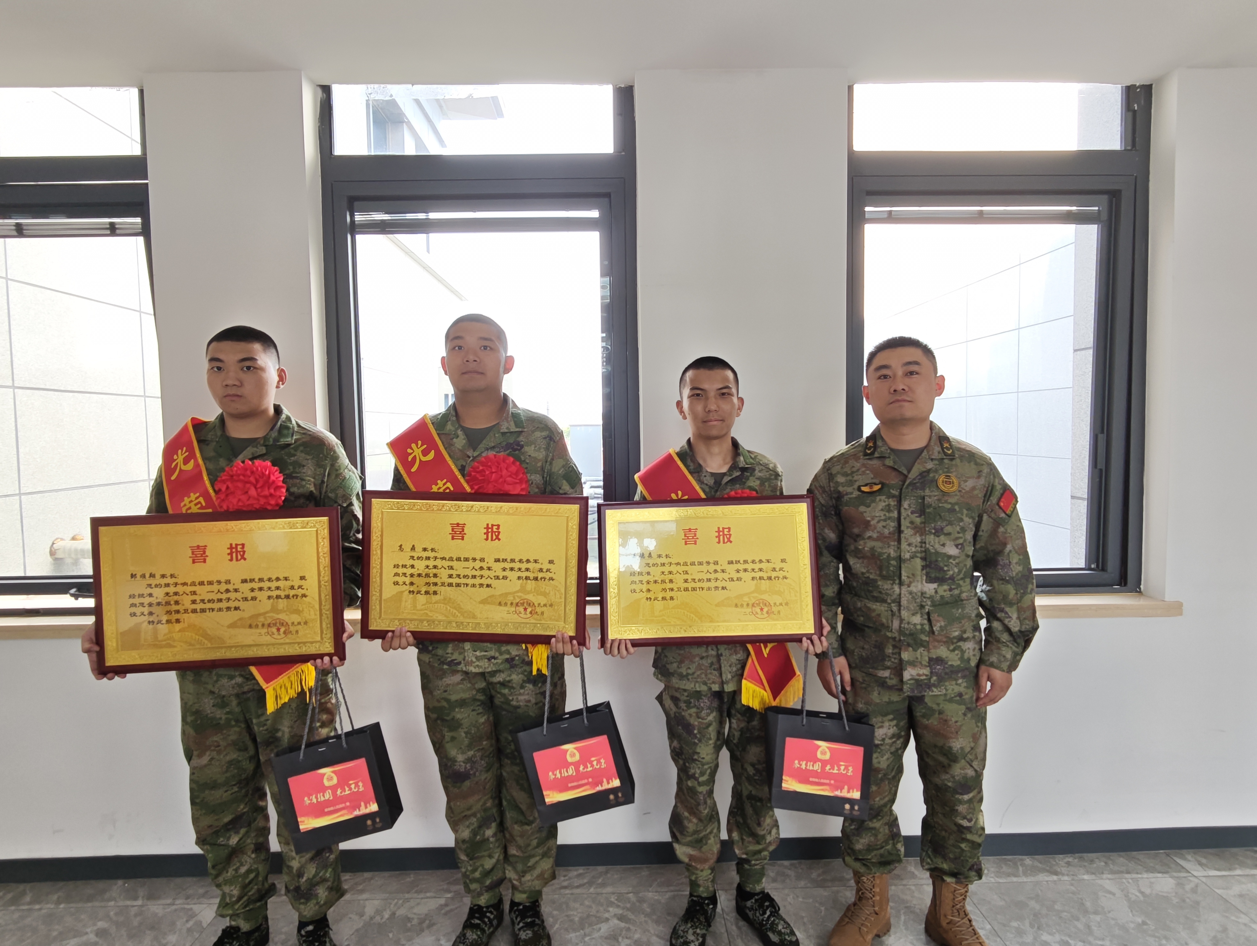 东台市梁垛镇武装部为新入伍新兵送喜报
