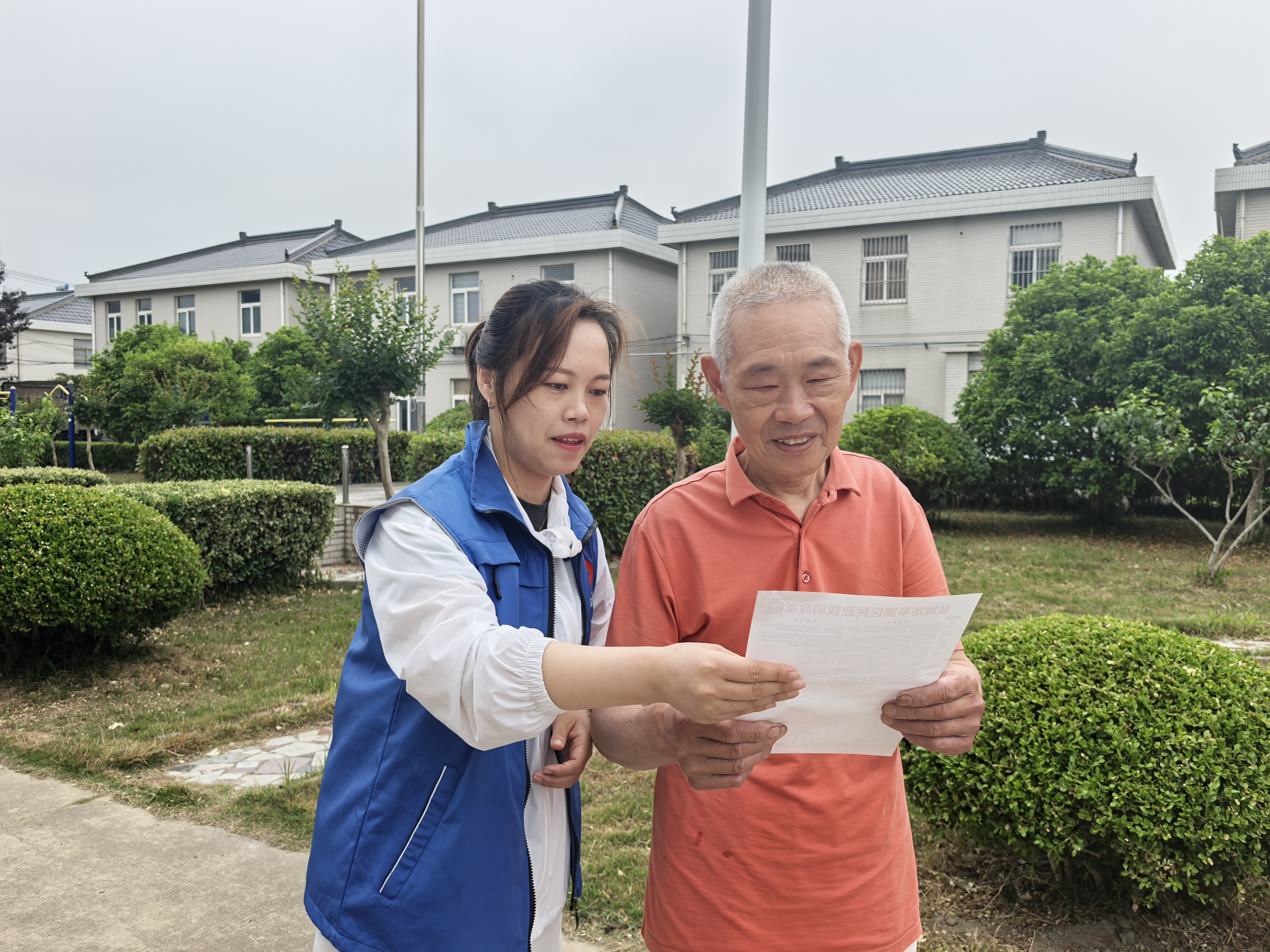 新兴镇联盟村开展社会救助政策宣传活动