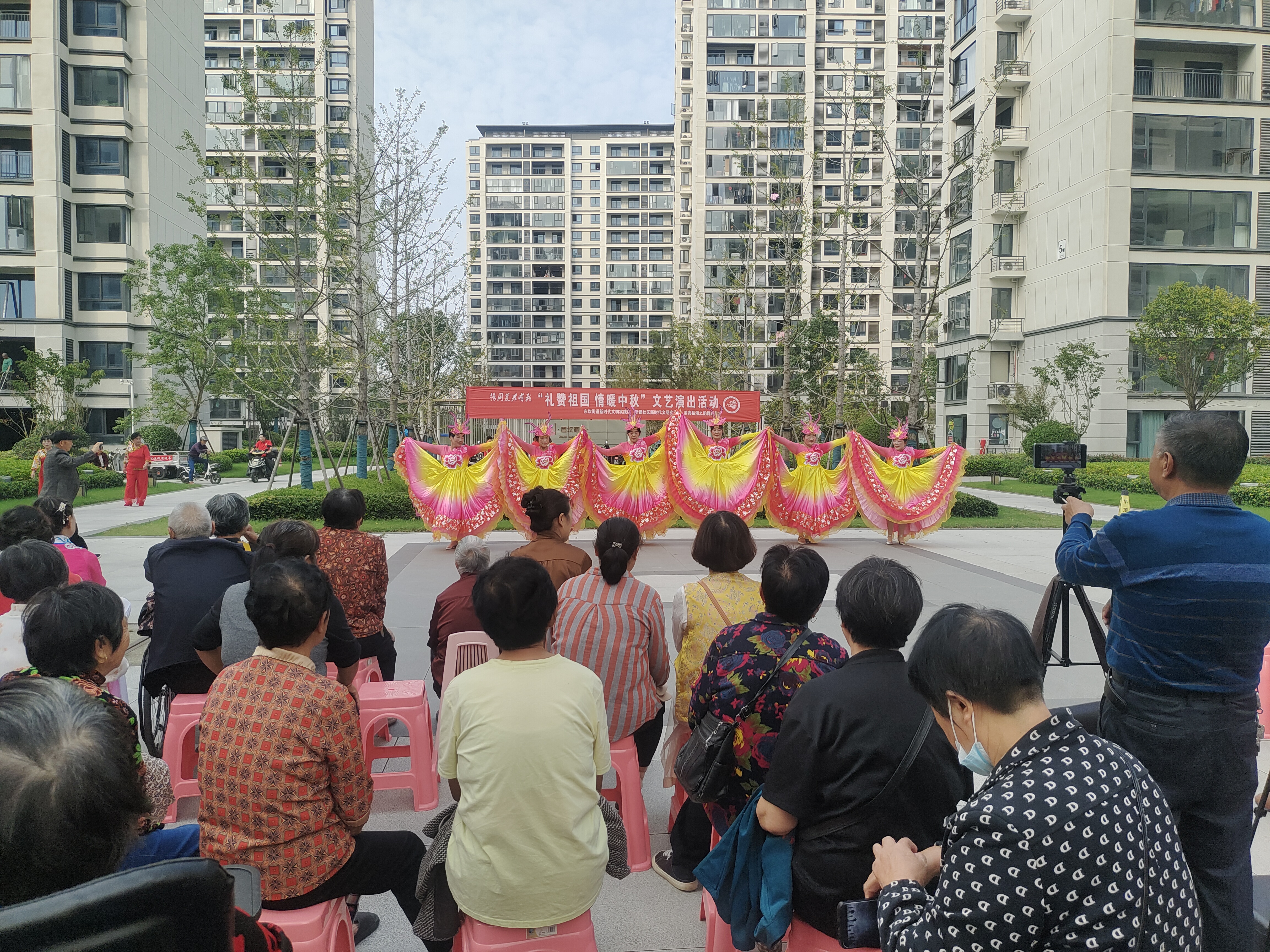 东坎街道举办“礼赞祖国，情暖中秋”文艺演出
