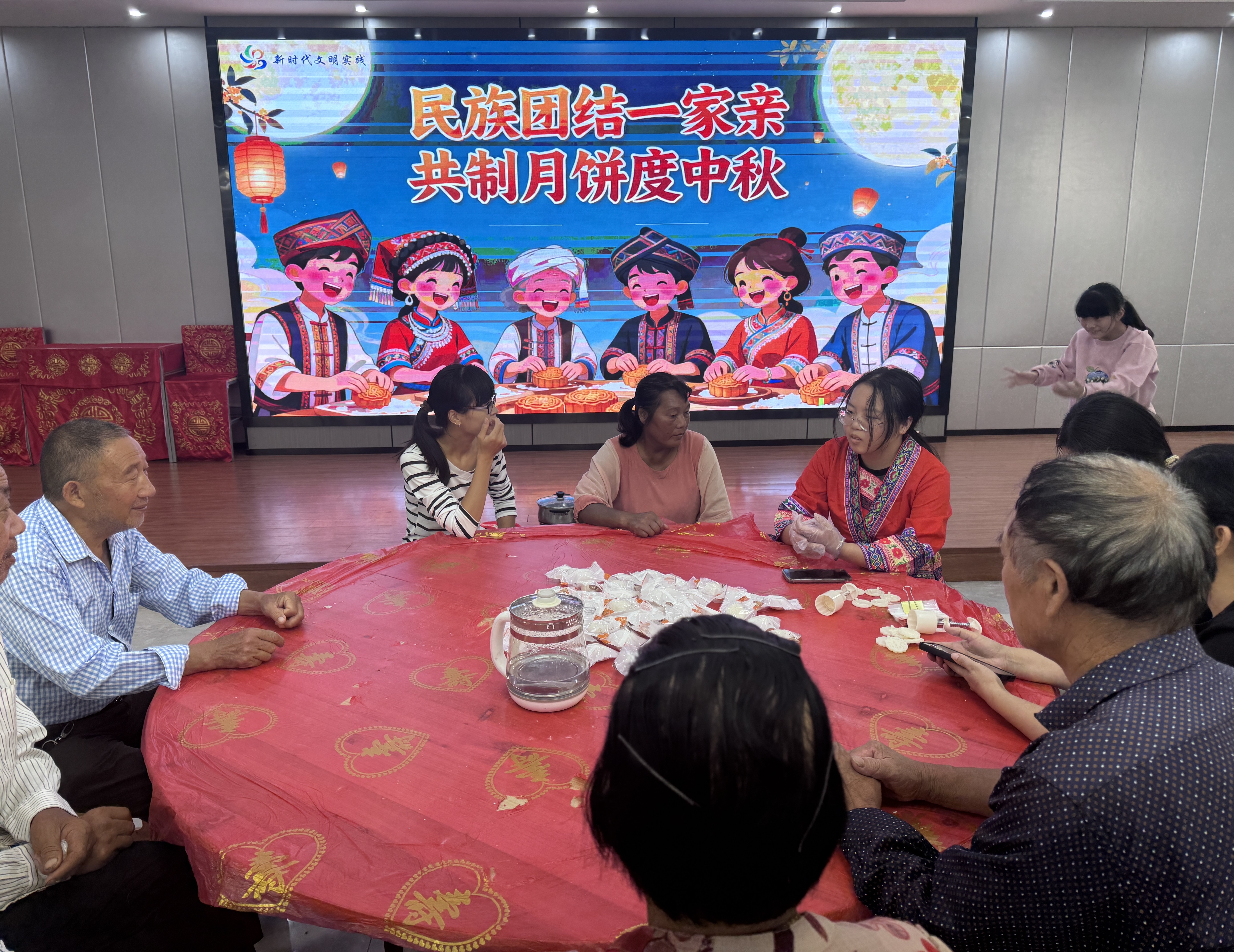 盐东镇洋桥村：民族团结手牵手 共做月饼庆团圆