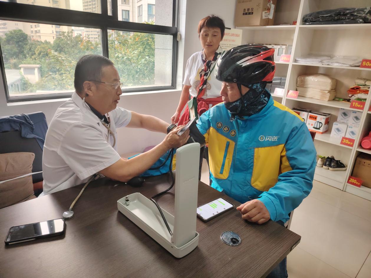 新河街道新怡社区开展新就业群体关爱活动