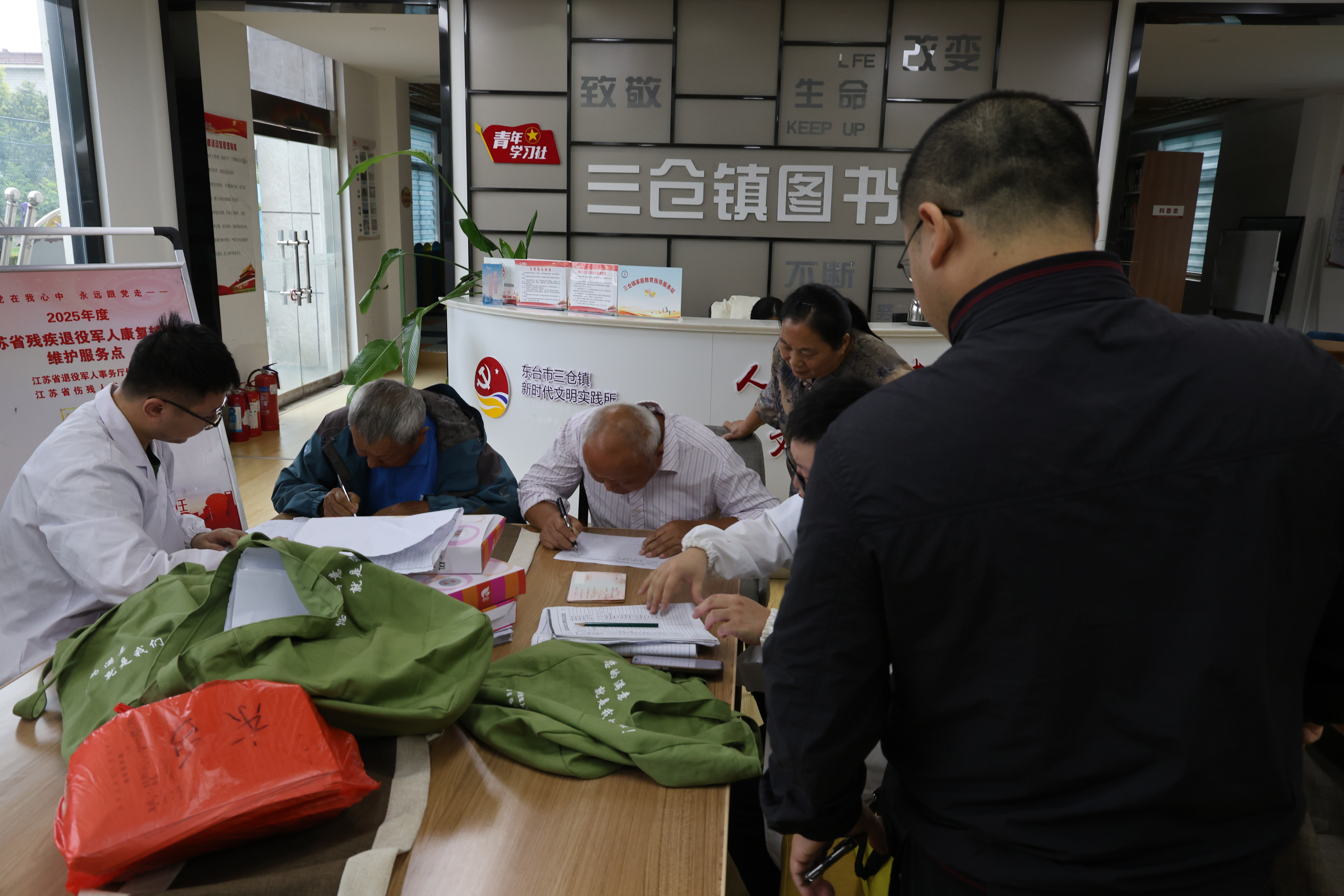 东台市镇退役军人服务部门情暖伤残服务对象