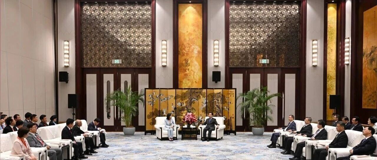 江苏省人大与日本韩国地方议会圆桌会议在我市举行