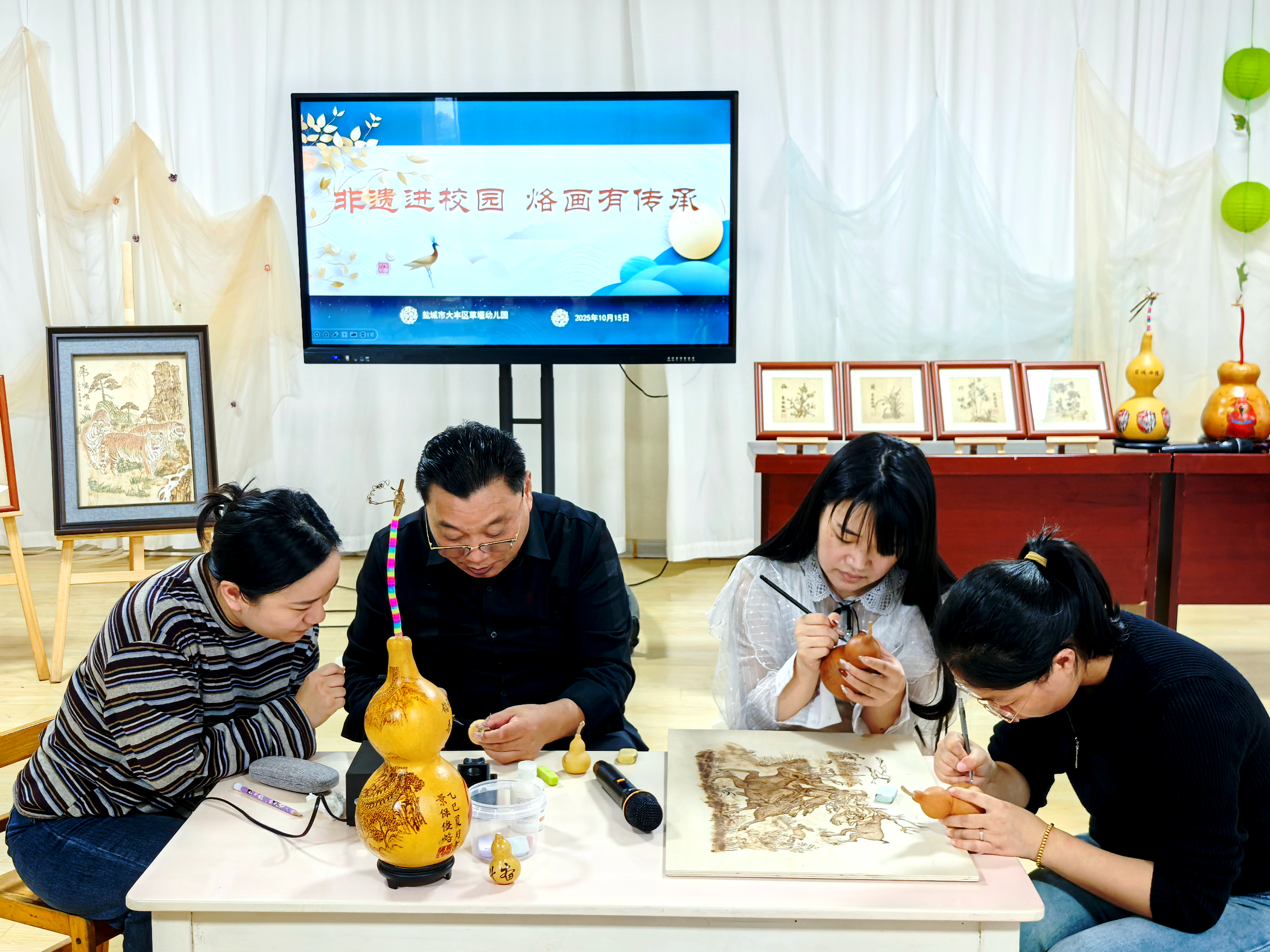 草堰镇非遗烙画进校园 幼儿体验“铁笔生花”