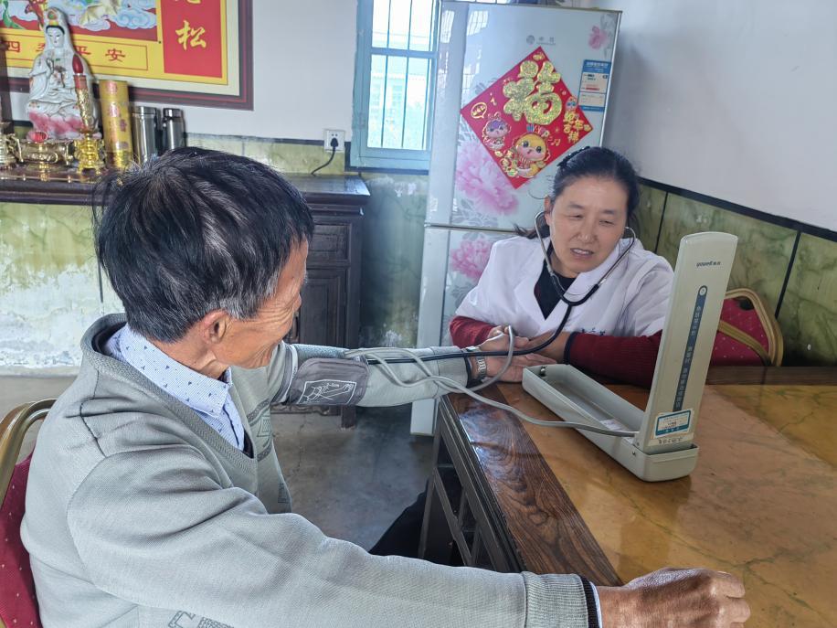 新兴镇永西村：上门服务送健康 敬老爱老暖金秋