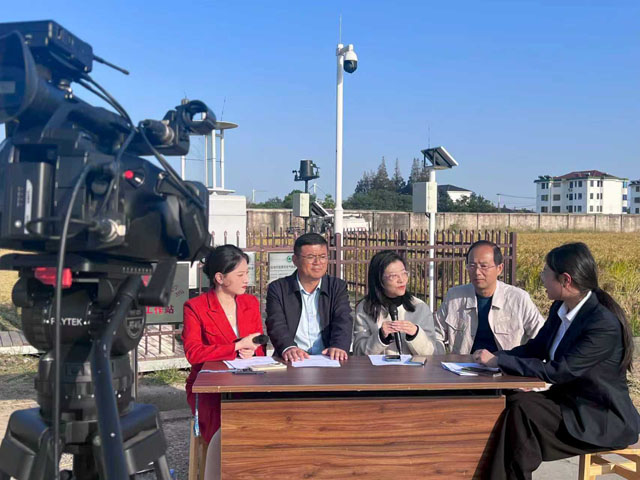 市气象局联合市农科院、人保财险盐城分公司举办“秋收秋种专题直播”活动