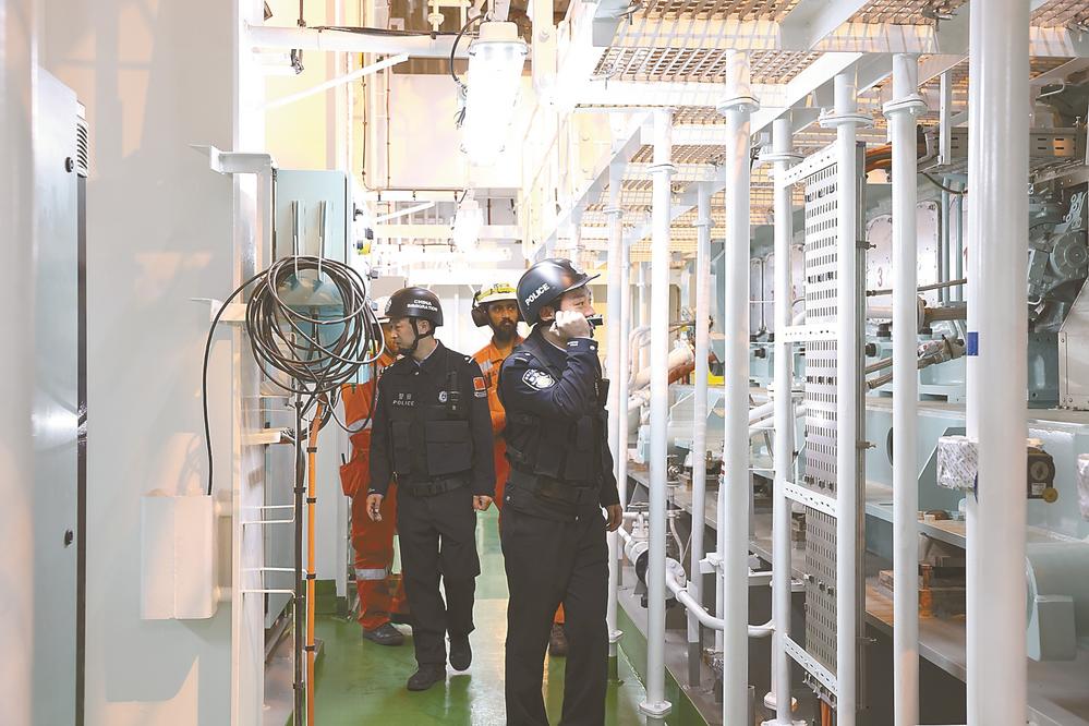 “海上超级冷冻车”首航出境！  盐城边检助力使其顺利起航