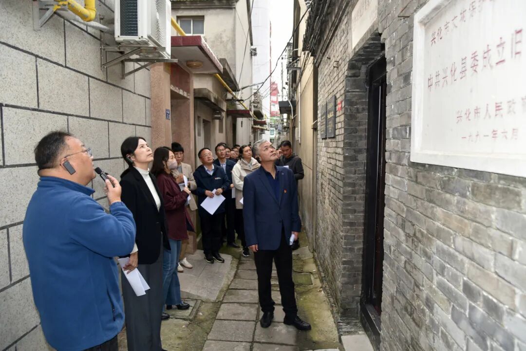 1、参观中共兴化县委成立旧址.jpg