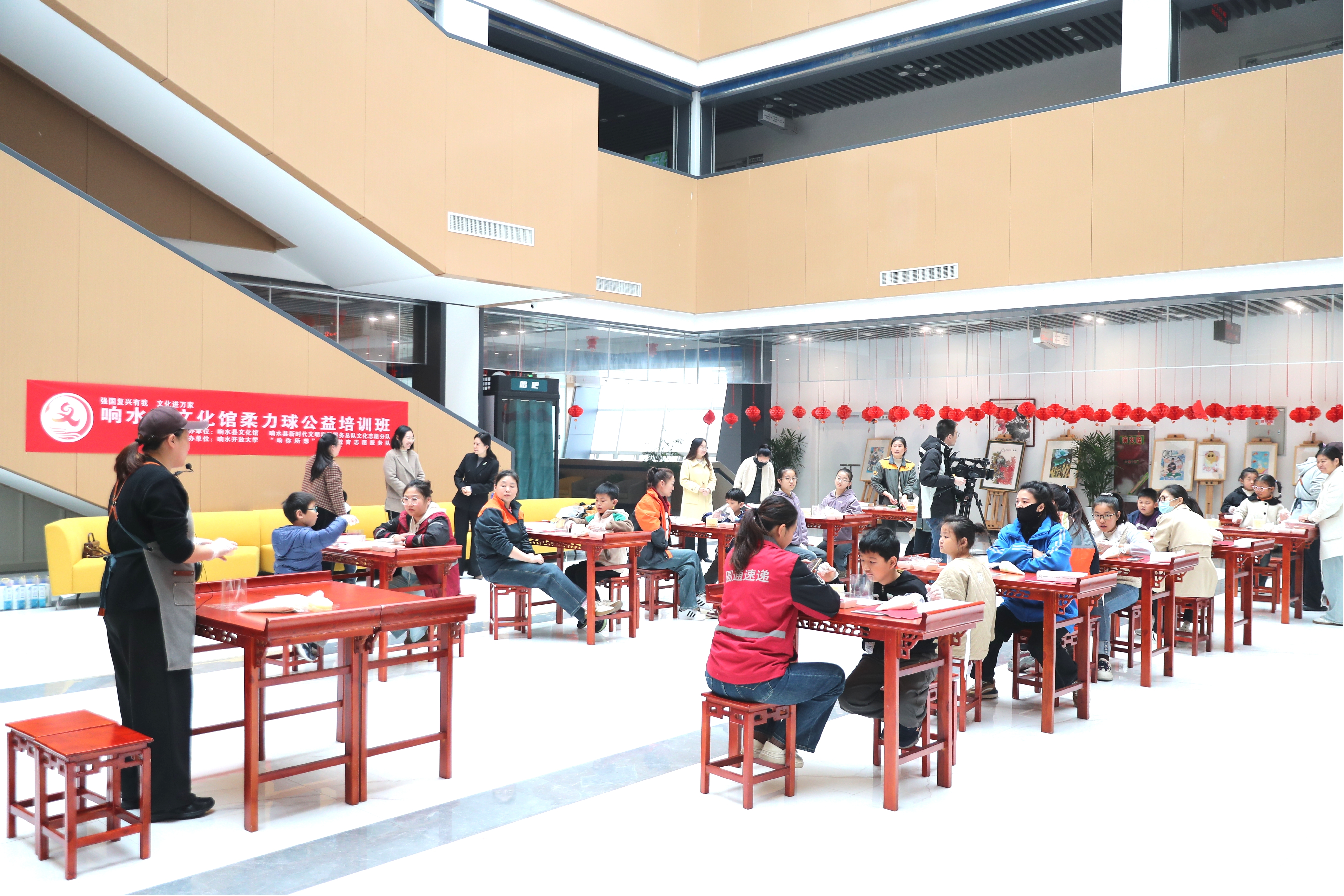 响水邮管局联合多部门开展新就业女性亲子活动