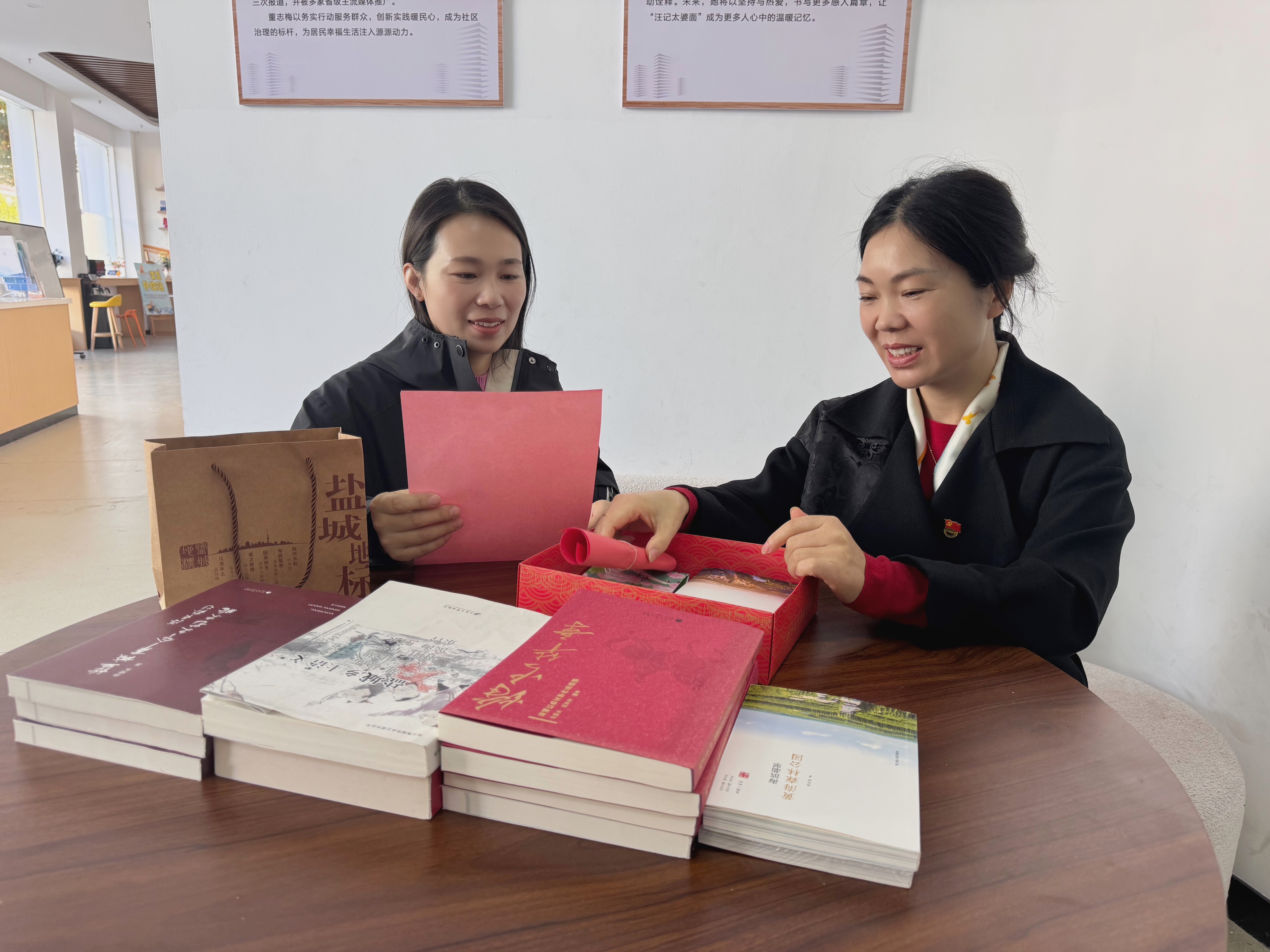 大洋街道海悦社区：“邮寄书香”温暖流动党员