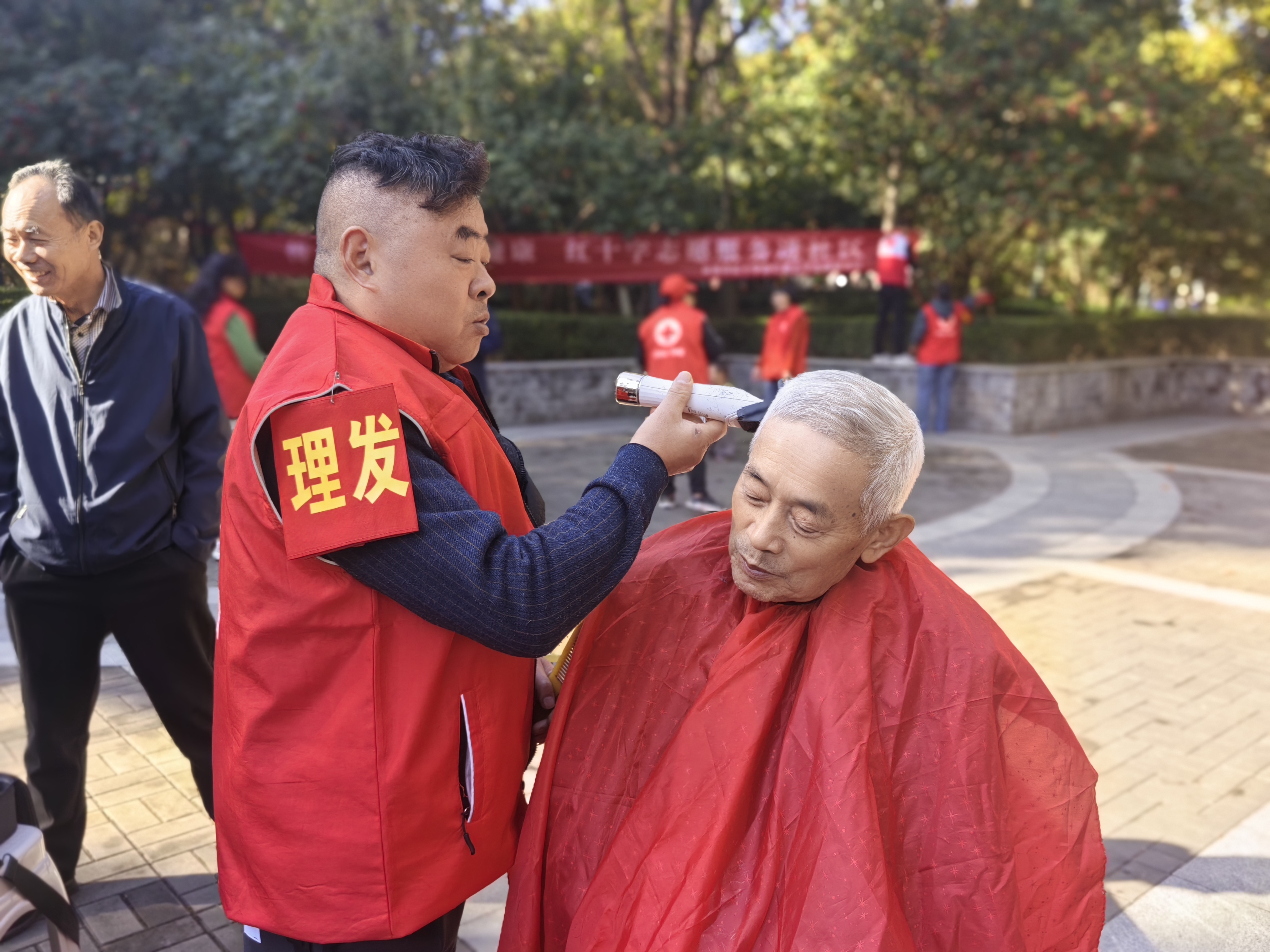 大洋街道毓龙公园社区：便民义剪暖邻里 志愿服务零距离