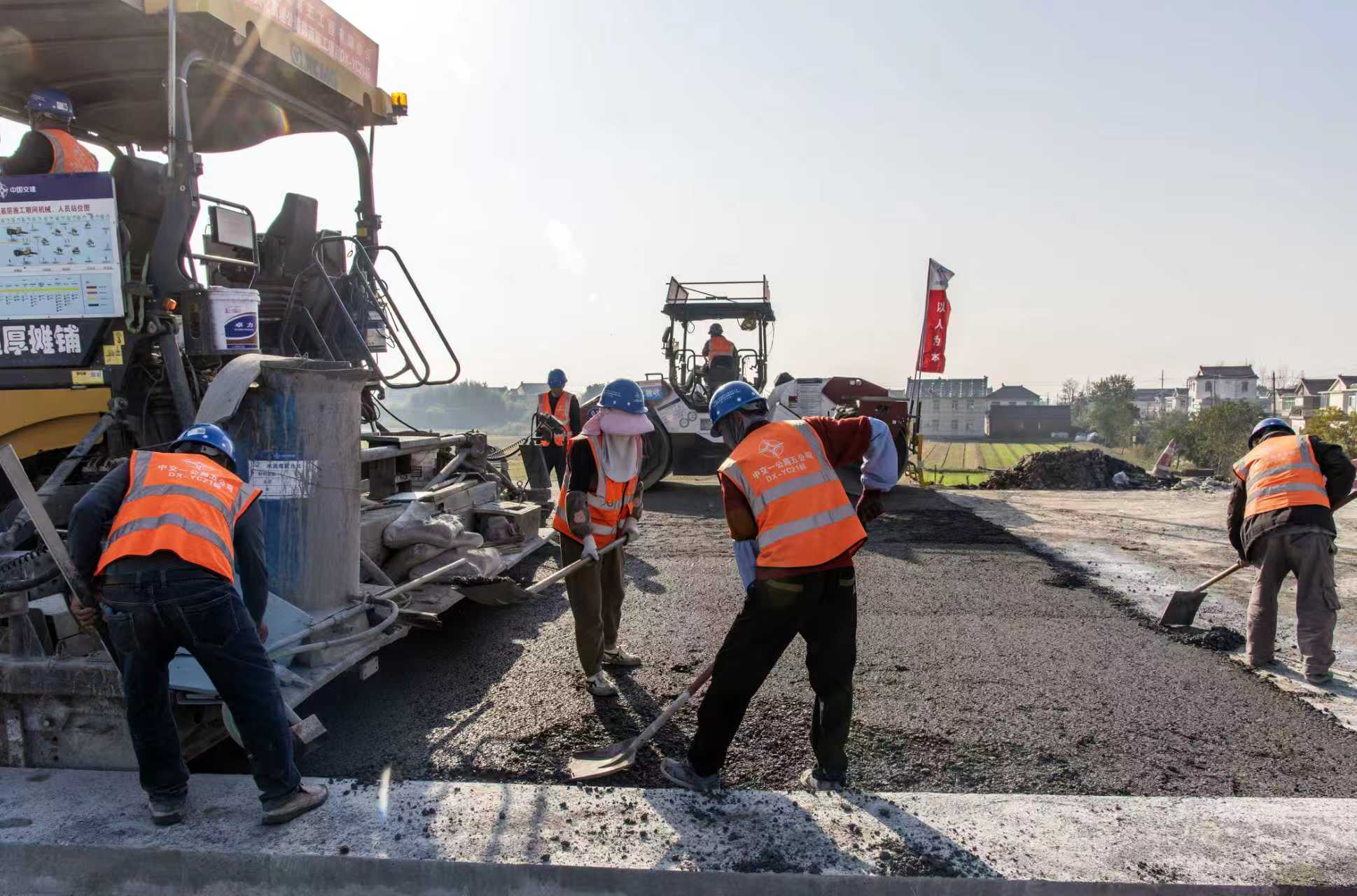 东兴高速东台段主线水稳摊铺全部完成