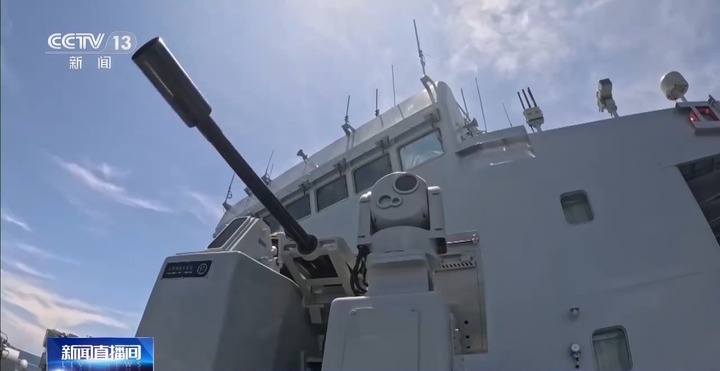 南海某海域 多型舰艇展开实战化训练