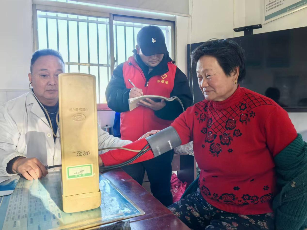 新兴镇双烈村：健康讲座进乡村 入户服务暖民心