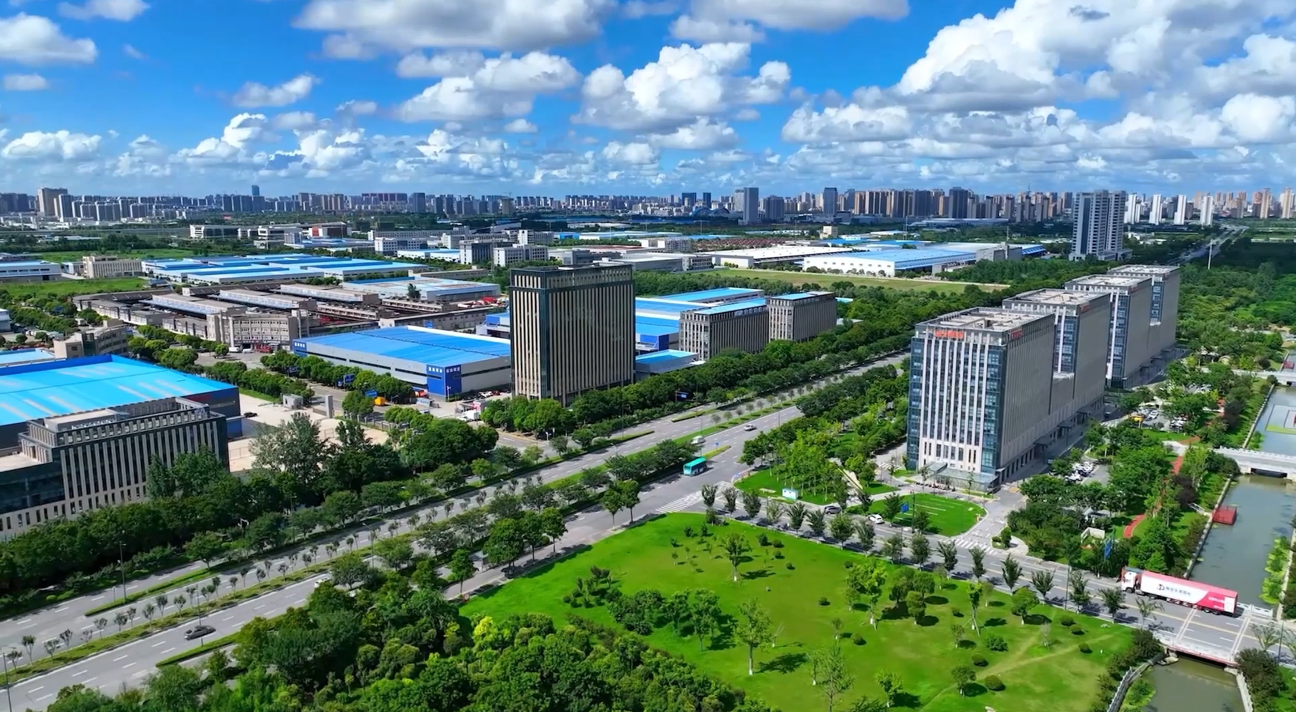 “创新+改革”
盐都发展路径“高原”起势奔向产业“高峰”