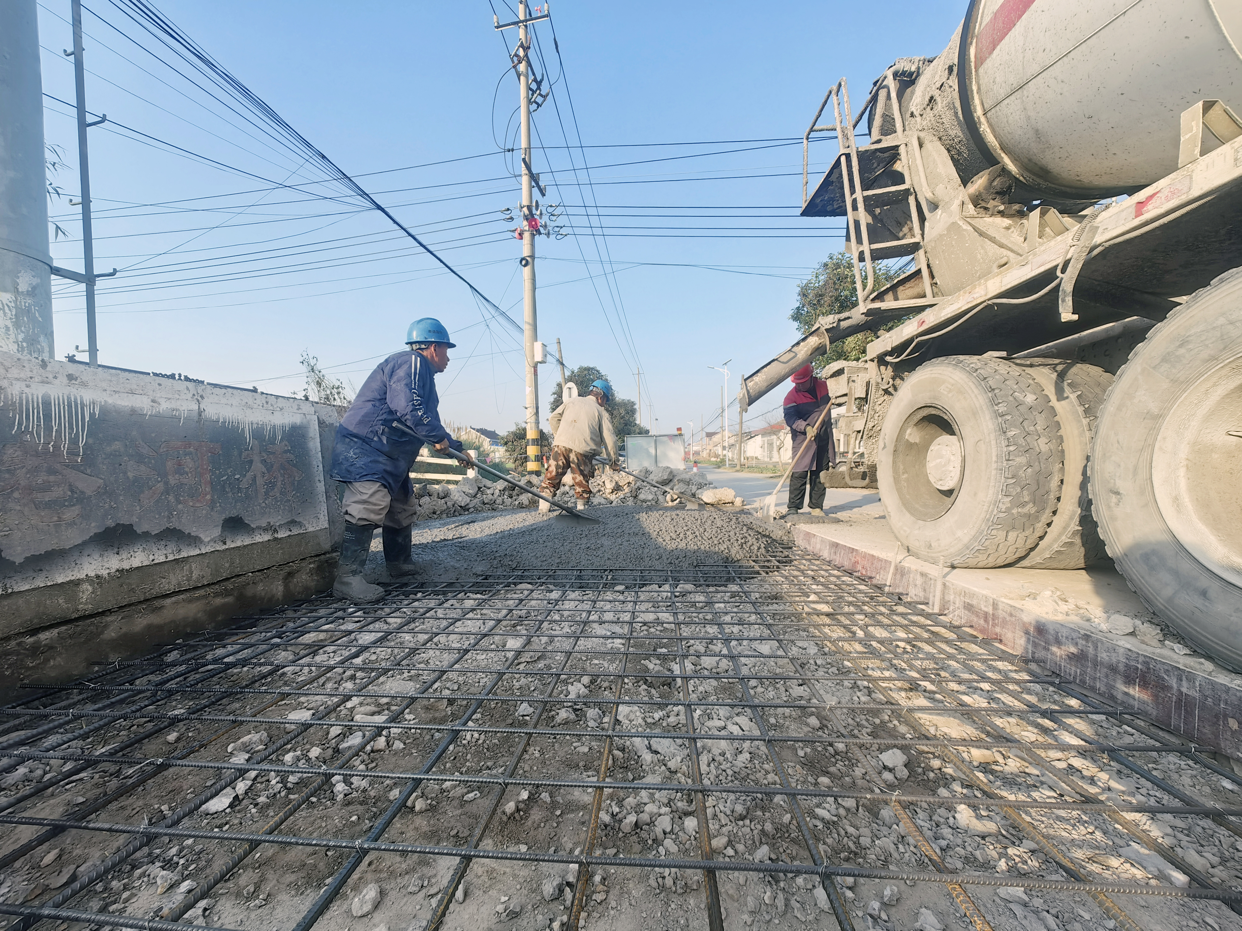 草堰镇抢修破损路面保通畅