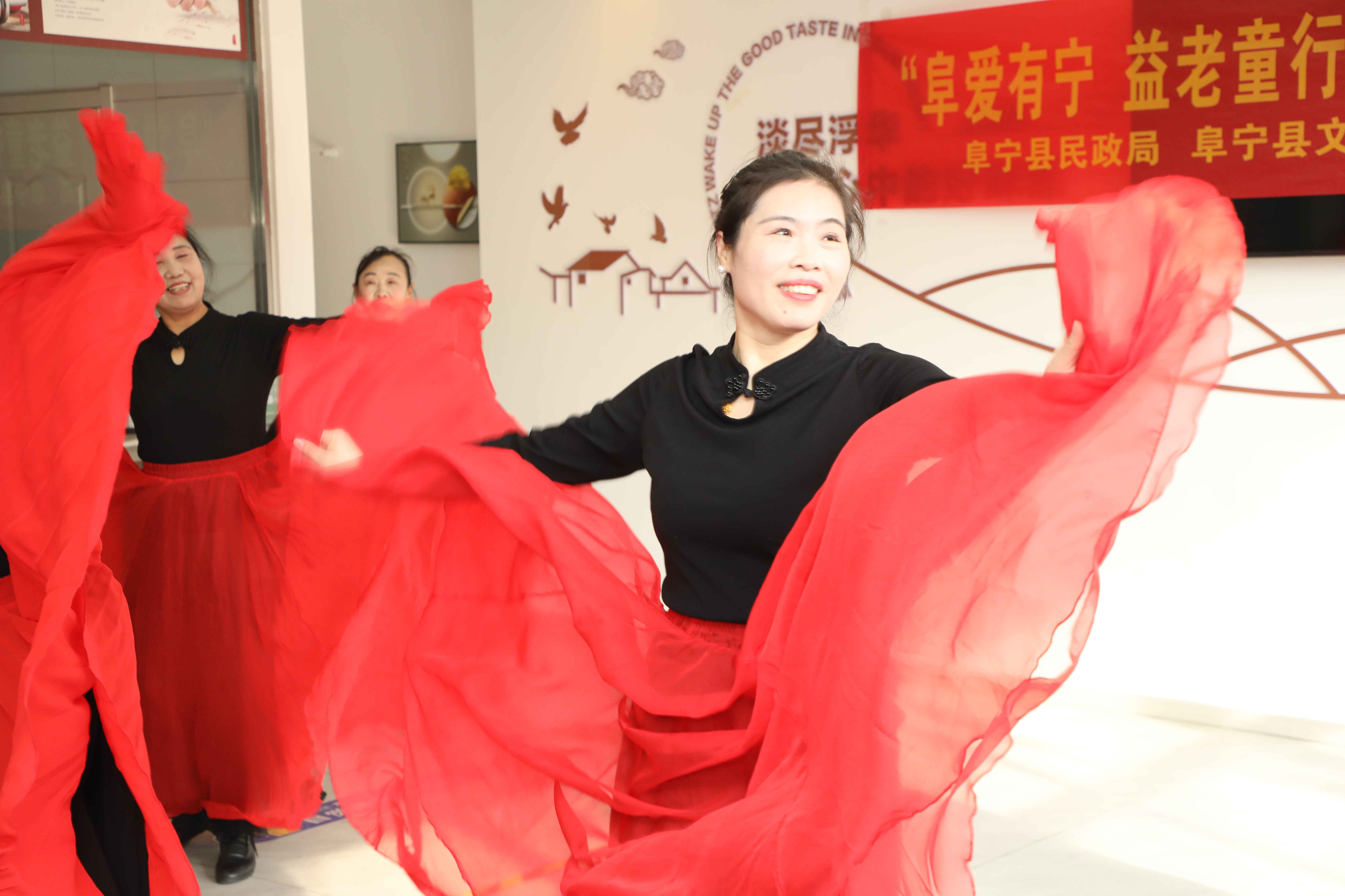 文艺志愿者为长者食堂添欢乐