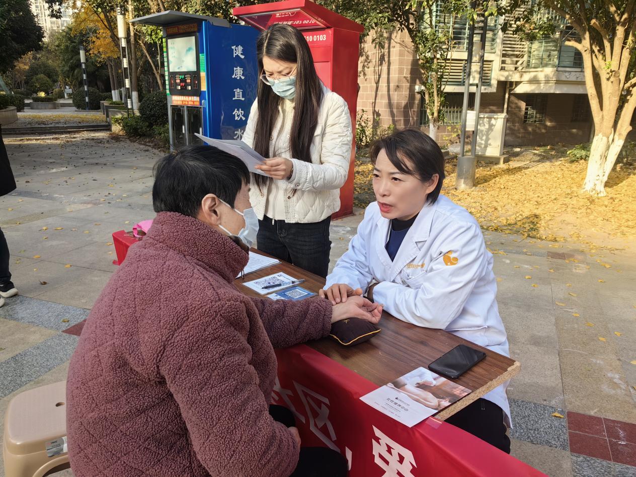 黄海街道鹿鸣社区：健康义诊进社区，爱心传递零距离